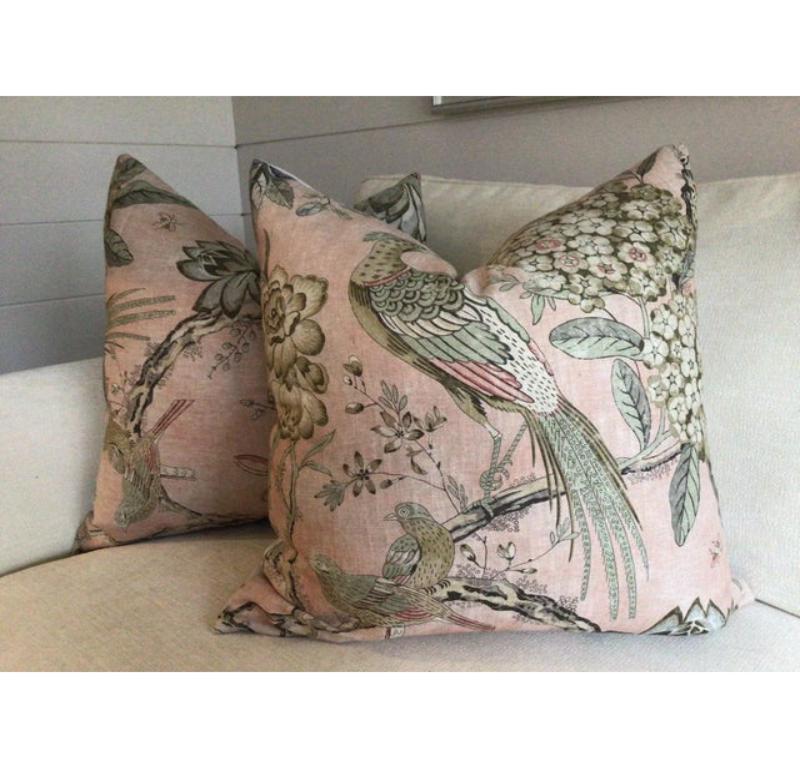 Un magnifique traditionnel dans une couleur contemporaine ! Villeneuve en blush est un joli floral en lin réalisé par Anna French pour Thibaut. Dans un joli blush avec des touches de vert, de gris doux et de blanc d'huître, ils s'accorderont avec de