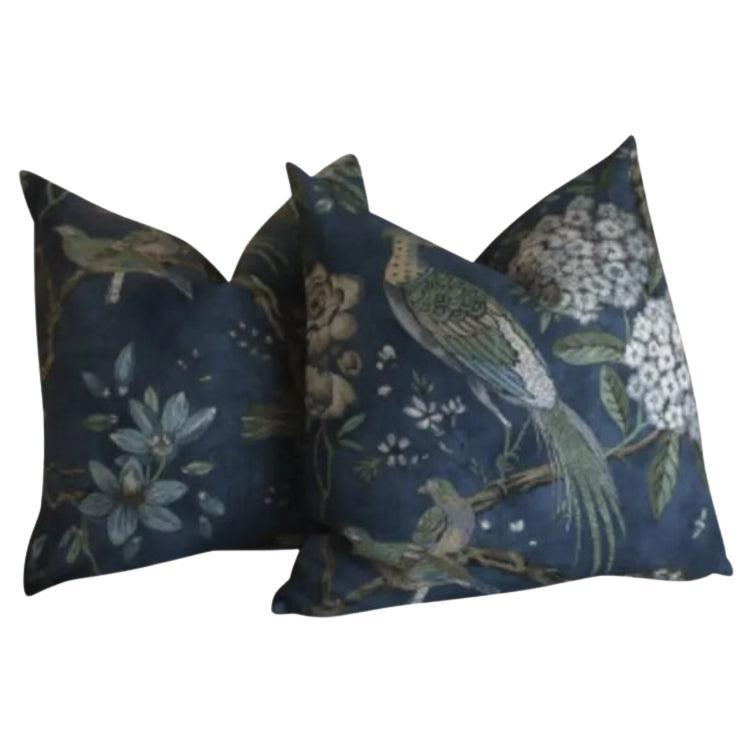 Coppia di cuscini Anna French "Villeneuve" con uccelli e fiori in verde e marina