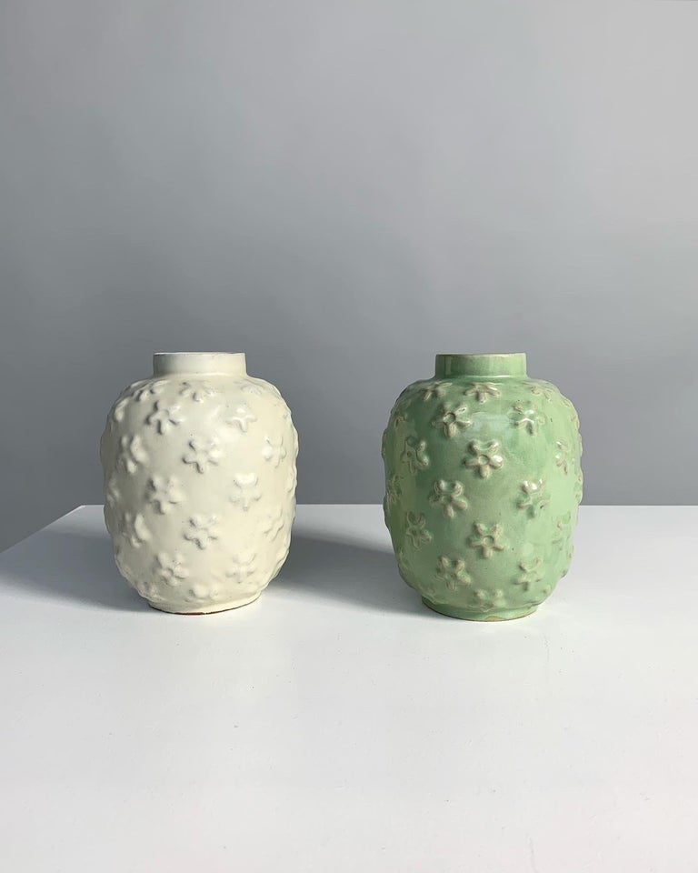 Rare pair of Anna-Lisa Thomson relief vases for Upsala Ekeby in Sweden in the 1940s.

In cream matte glaze and green glossy glaze, relief flower pattern.

Measures: height: 15.5 cm
Diameter: 11 cm.

