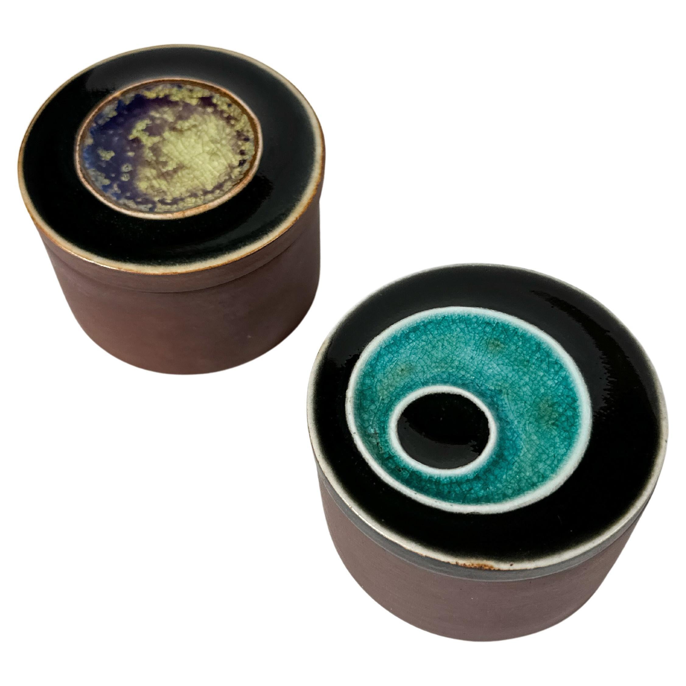 Rara coppia di vasi in gres della designer finlandese Annikki Hovisaari per Arabia, realizzati a mano negli anni Sessanta.

Incredibili colori e strutture delle vetrate.

Diametro: 7.5 cm
Altezza: 5 cm
