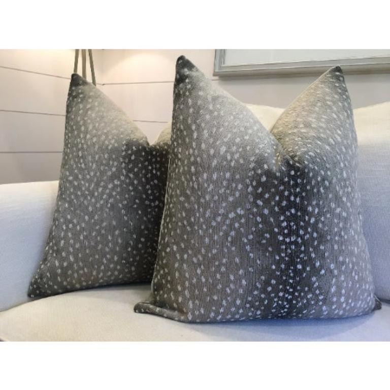 Americano Coppia di cuscini in ciniglia Antelope di Lee Industries in A. Stone in vendita