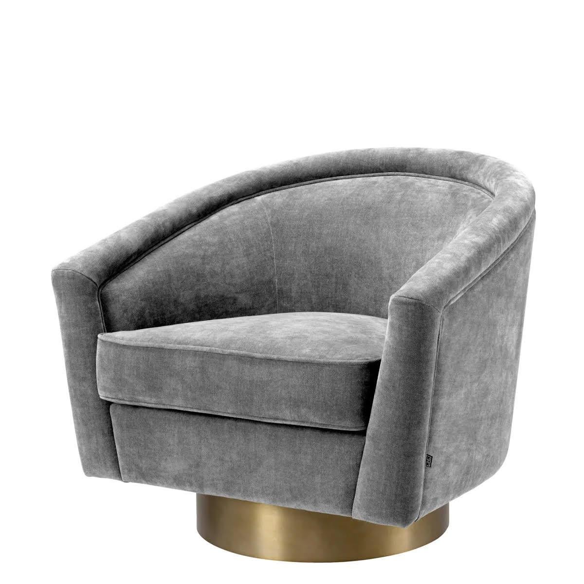 Un design contemporaneo con un tocco retrò caratterizza questa magnifica poltrona a botte, che poggia su una base girevole in oro opaco per un tocco moderno. Il tessuto grigio conferisce a questo mobile un aspetto sontuoso e caldo.

L. 80  D. 80  H.