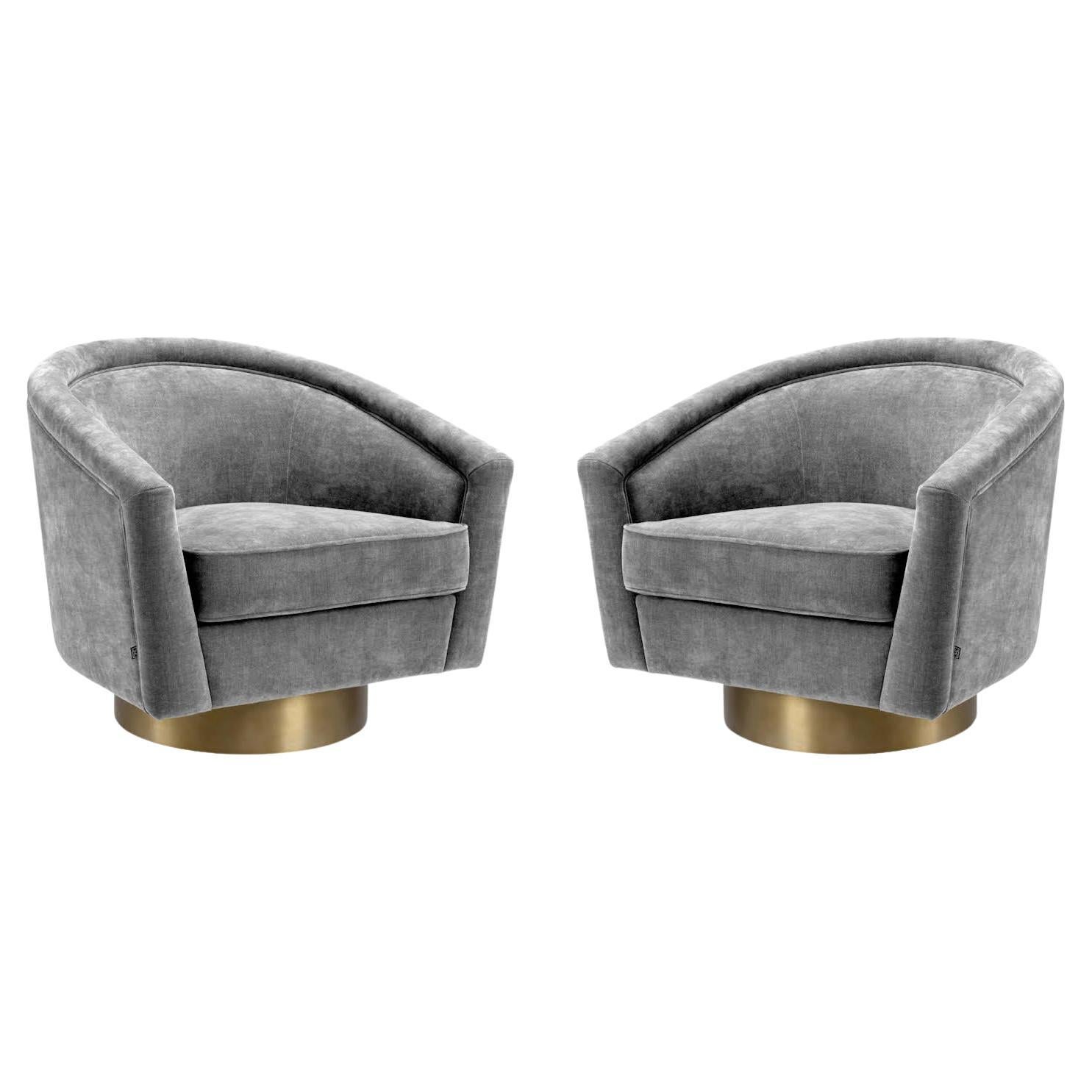 Coppia di poltrone in tessuto grigio antracite con base girevole in oro opaco.