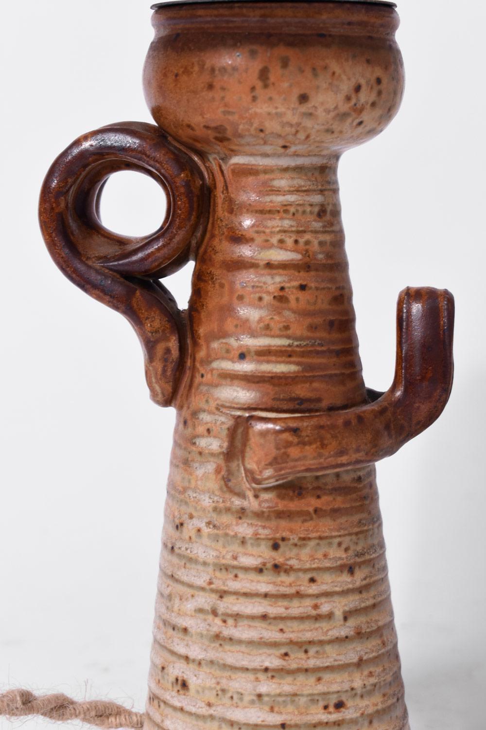 Coppia di lampade antropomorfe in pietra arenaria costituite da una base conica che sostiene una palla appiattita. Francia, anni '60. 