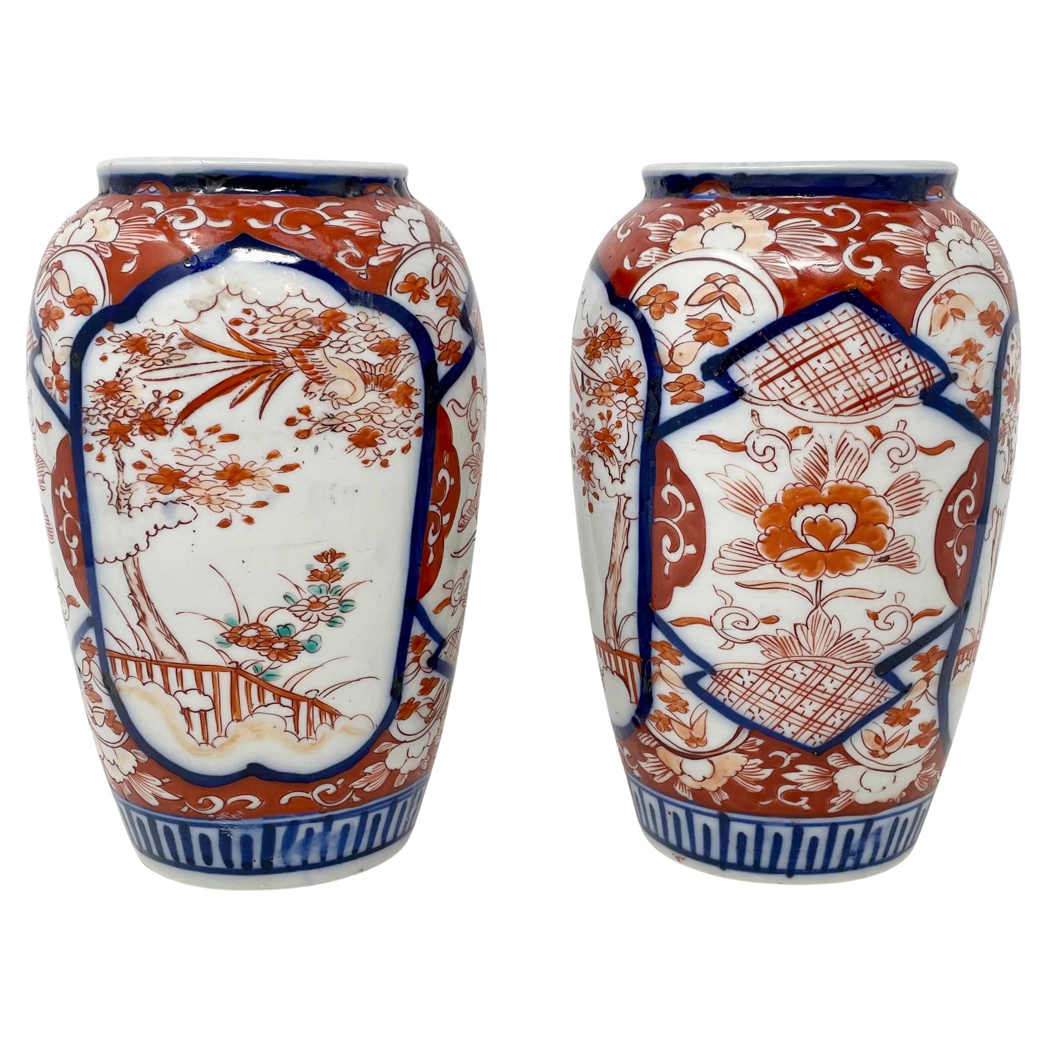 Giapponese Pair of Antique 100-Year-Old Japanese Hand-Painted Imari Porcelain Vases. in vendita