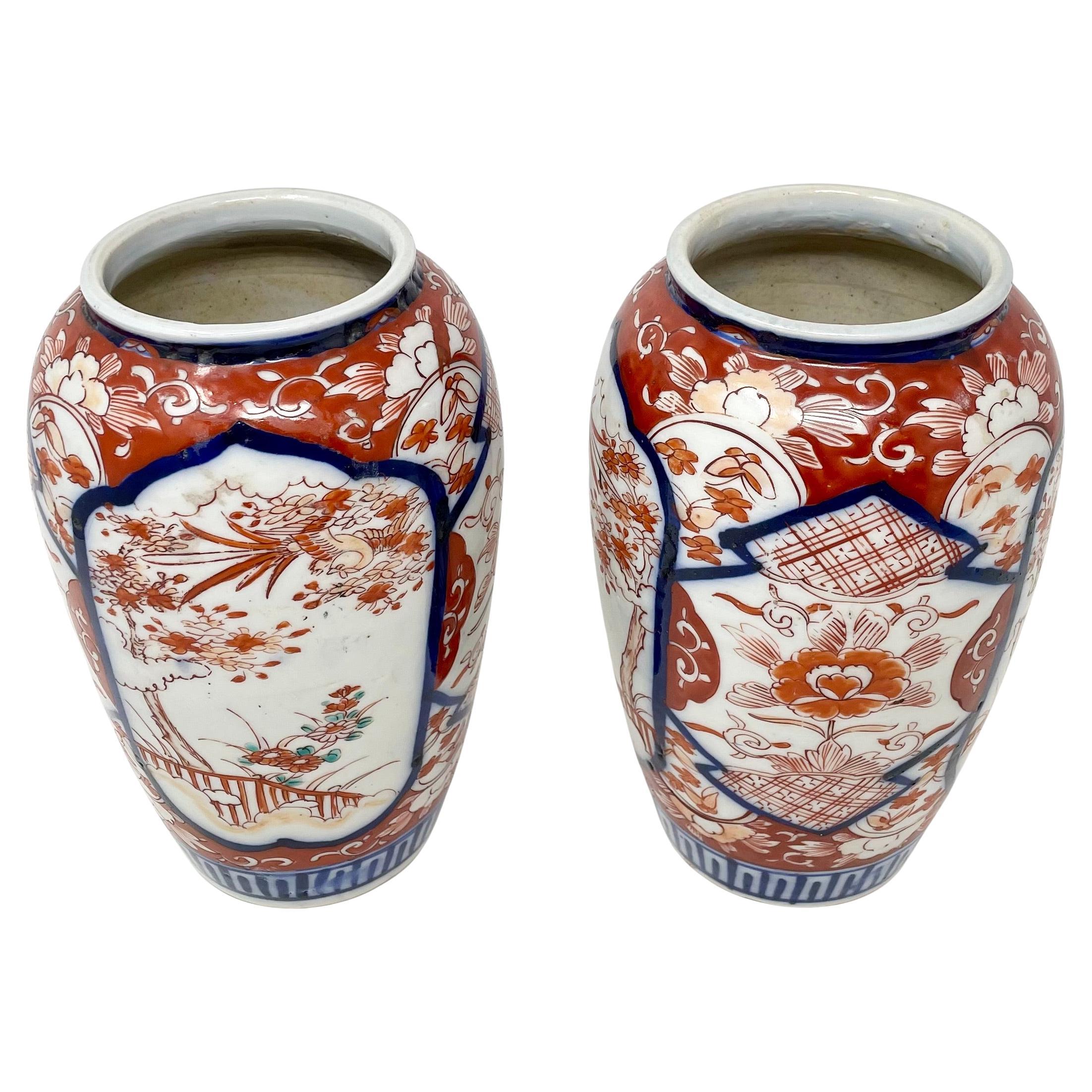 Pair of Antique 100-Year-Old Japanese Hand-Painted Imari Porcelain Vases. In condizioni buone in vendita a New Orleans, LA