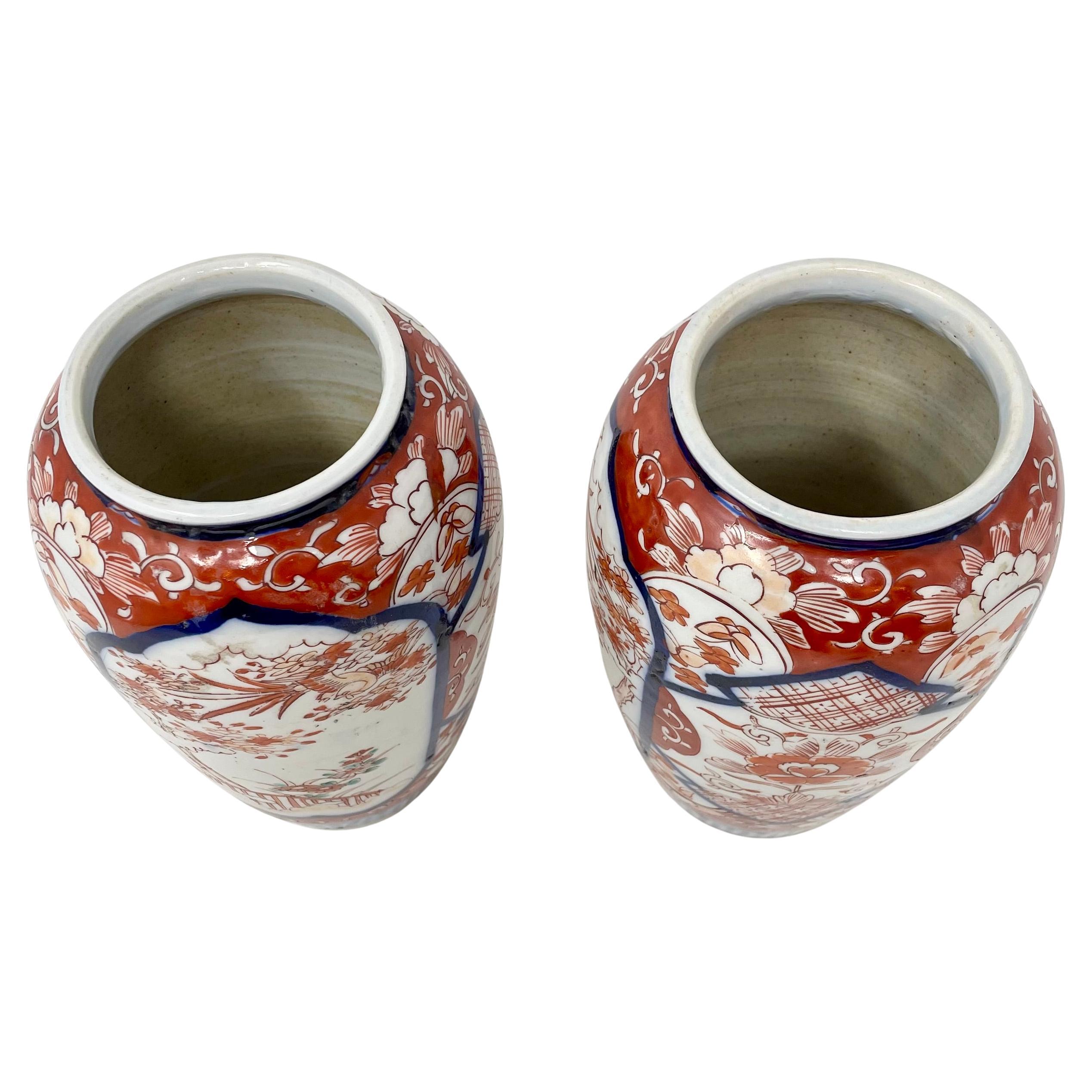 XX secolo Pair of Antique 100-Year-Old Japanese Hand-Painted Imari Porcelain Vases. in vendita