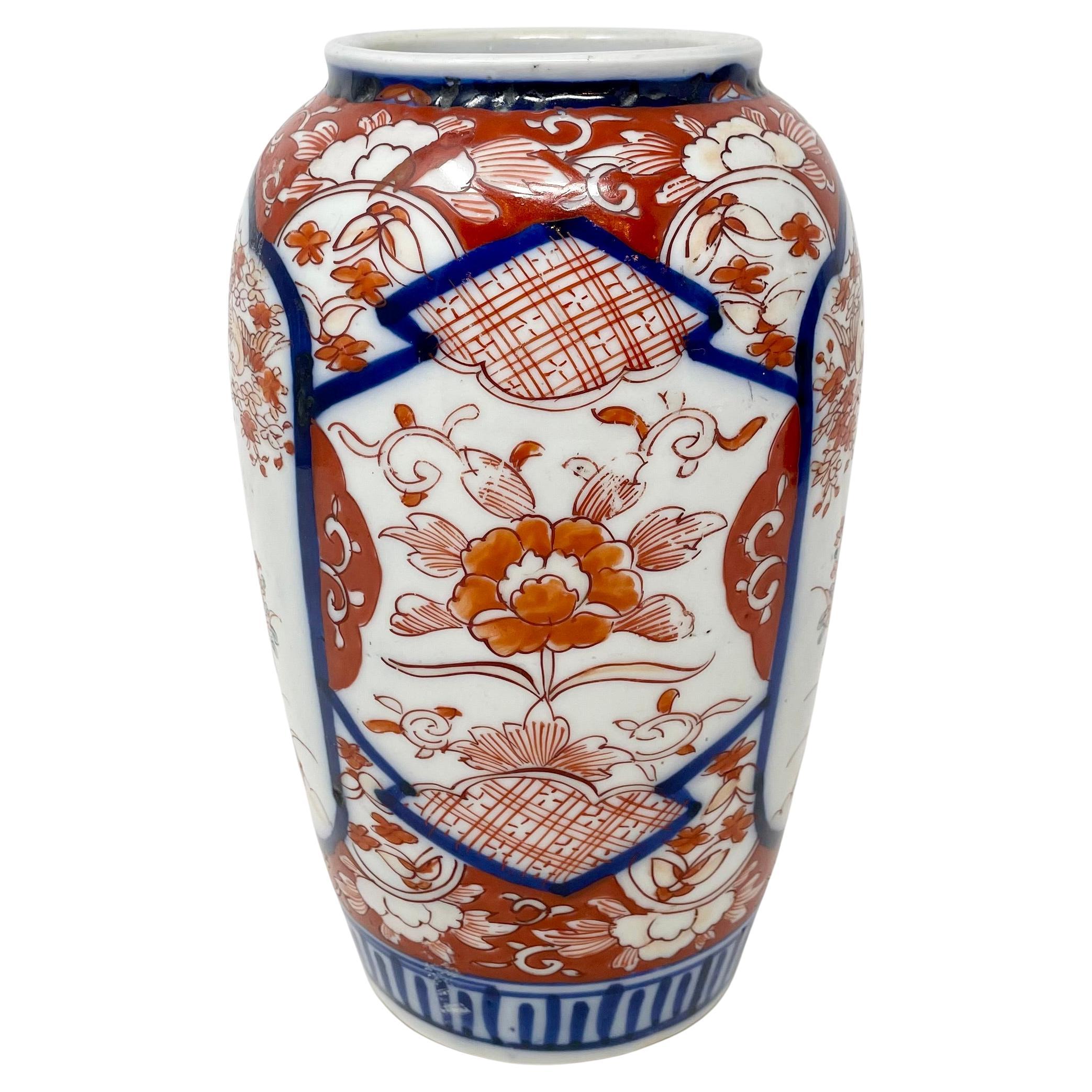 Porcellana Pair of Antique 100-Year-Old Japanese Hand-Painted Imari Porcelain Vases. in vendita