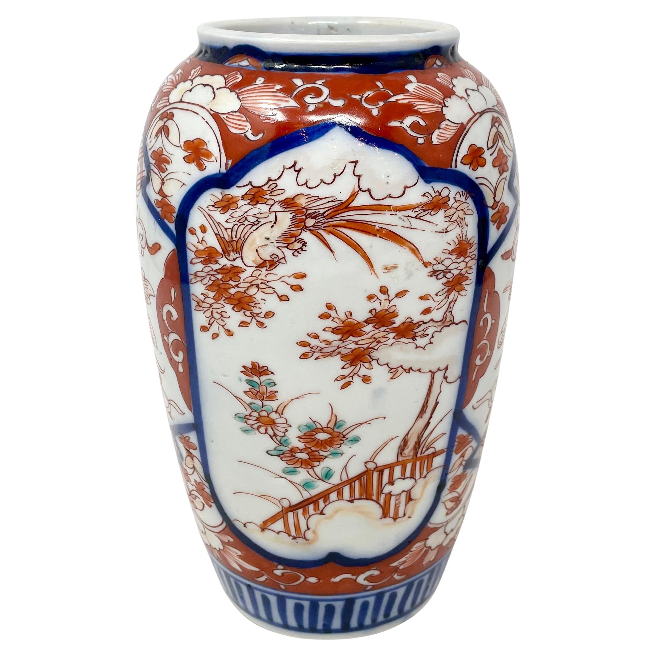 Pair of Antique 100-Year-Old Japanese Hand-Painted Imari Porcelain Vases. in vendita 1