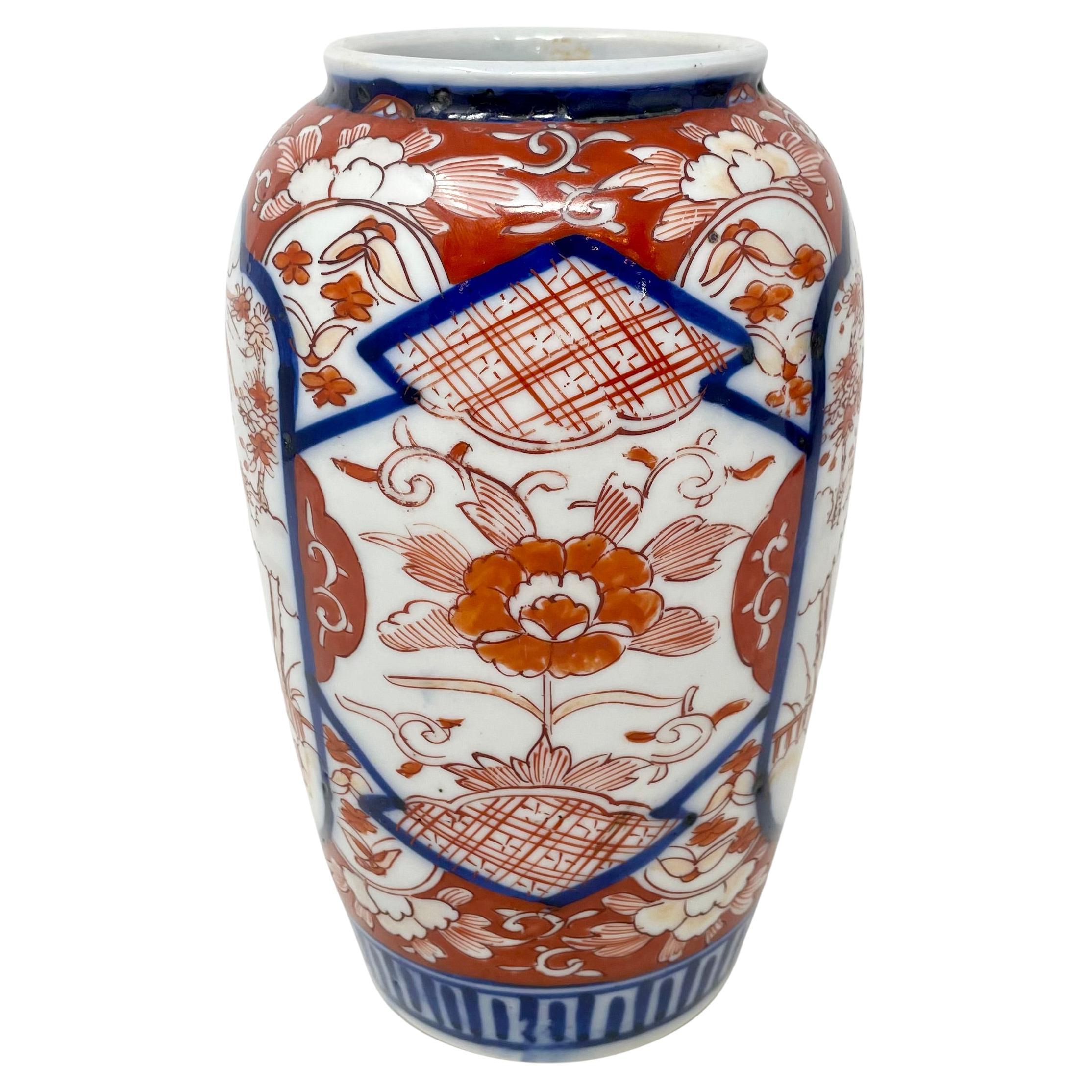 Pair of Antique 100-Year-Old Japanese Hand-Painted Imari Porcelain Vases. in vendita 2