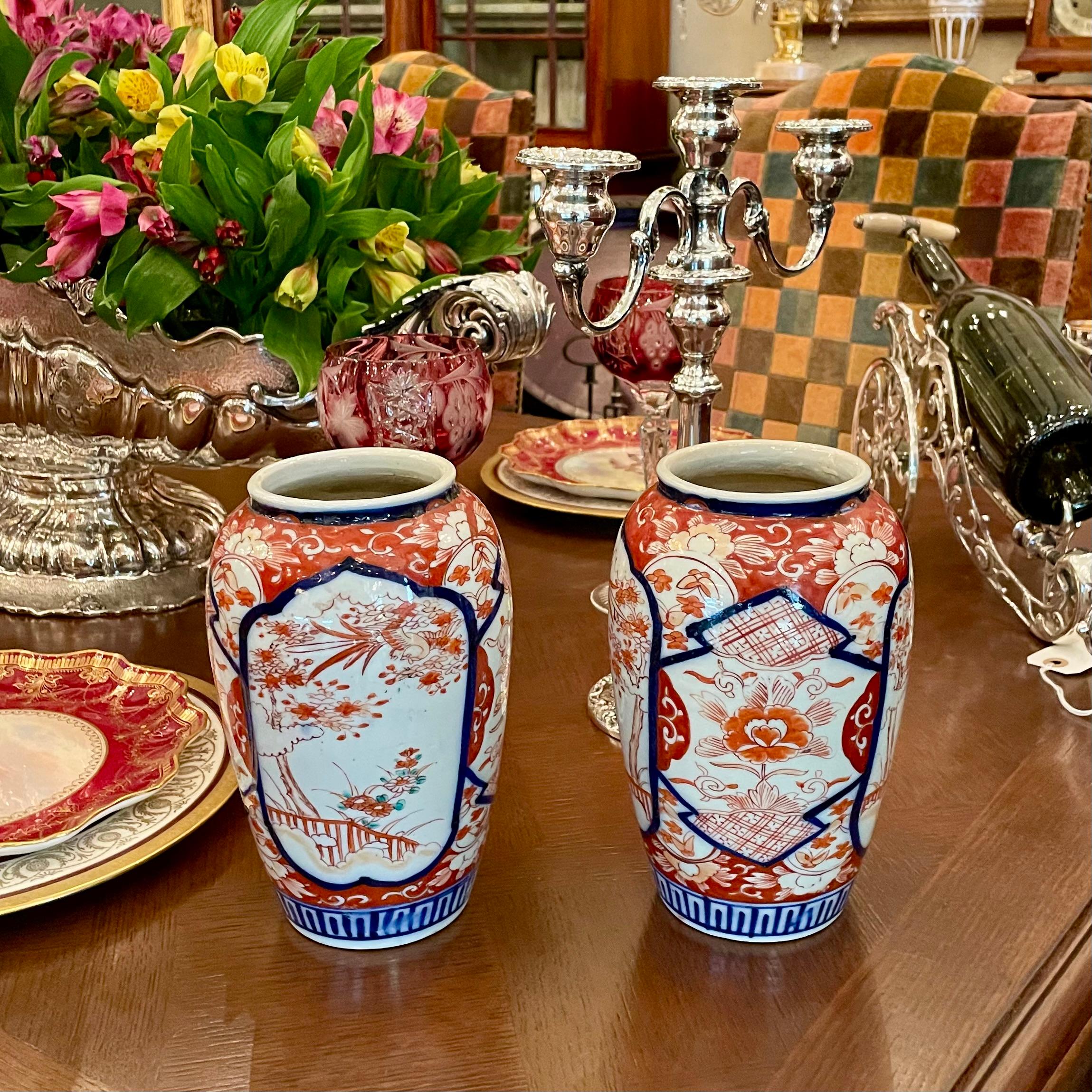 Pair of Antique 100-Year-Old Japanese Hand-Painted Imari Porcelain Vases. in vendita 4
