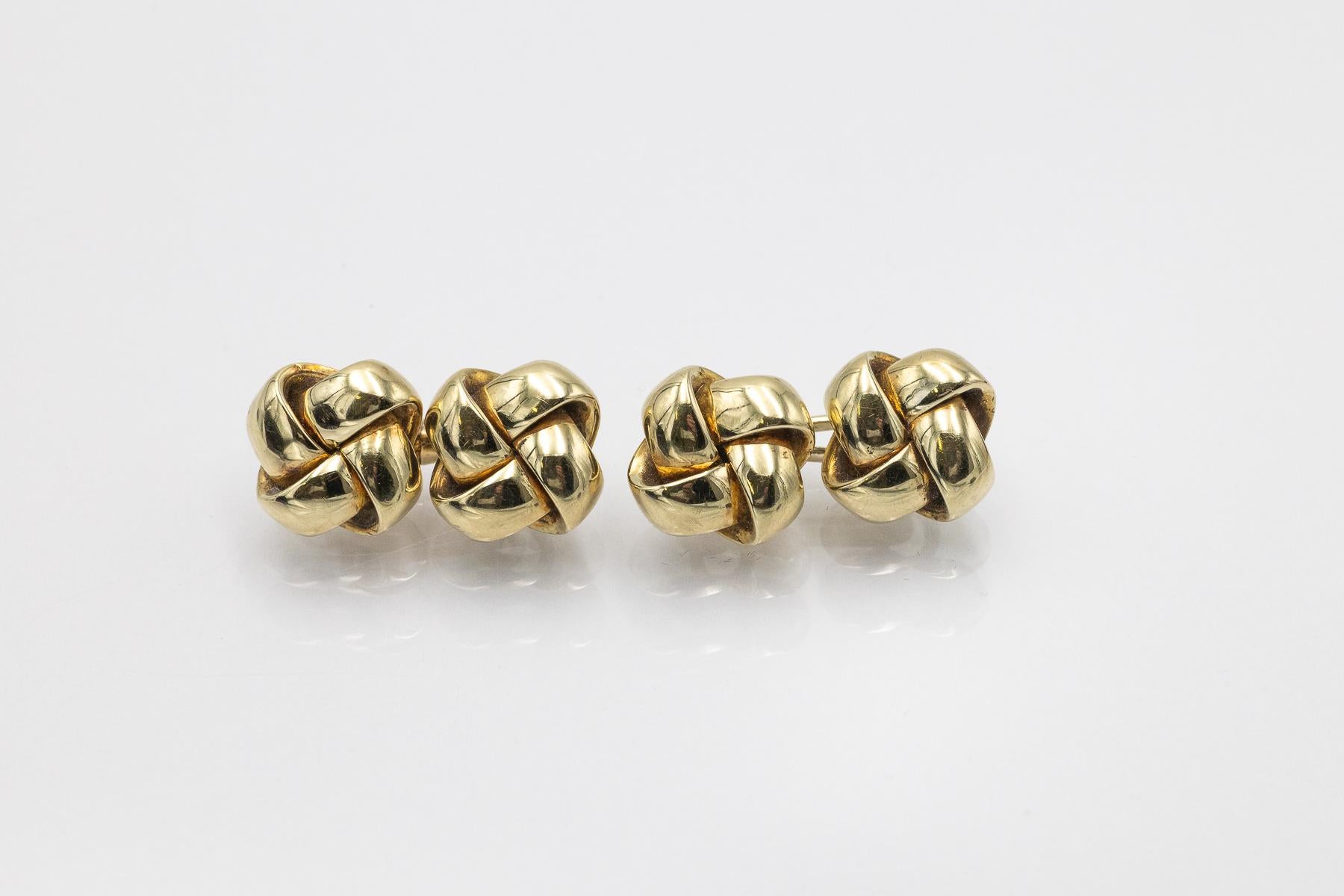 Una coppia di gemelli vintage, realizzati in oro giallo 14 carati (finezza 0,580). I gemelli provengono dall'Impero Austro-Ungarico 1872-1922 - il marchio è conservato.

Questa coppia di gemelli in oro, con il suo design interessante, piacerà