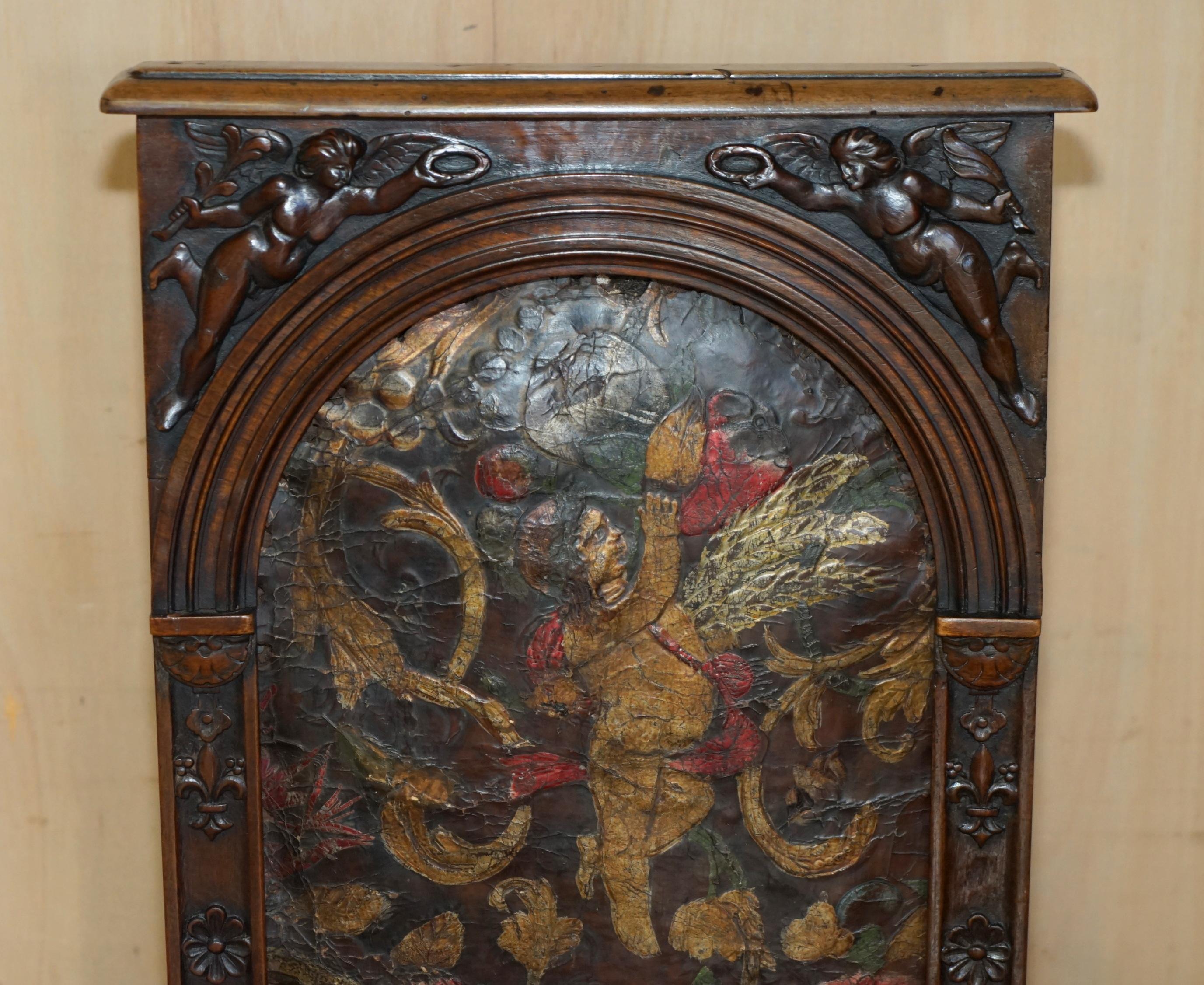Paire d'armoires anciennes CAQUETOIRE 1640 sculptées en WALNUT POLYCHROME PAINTE en vente 9