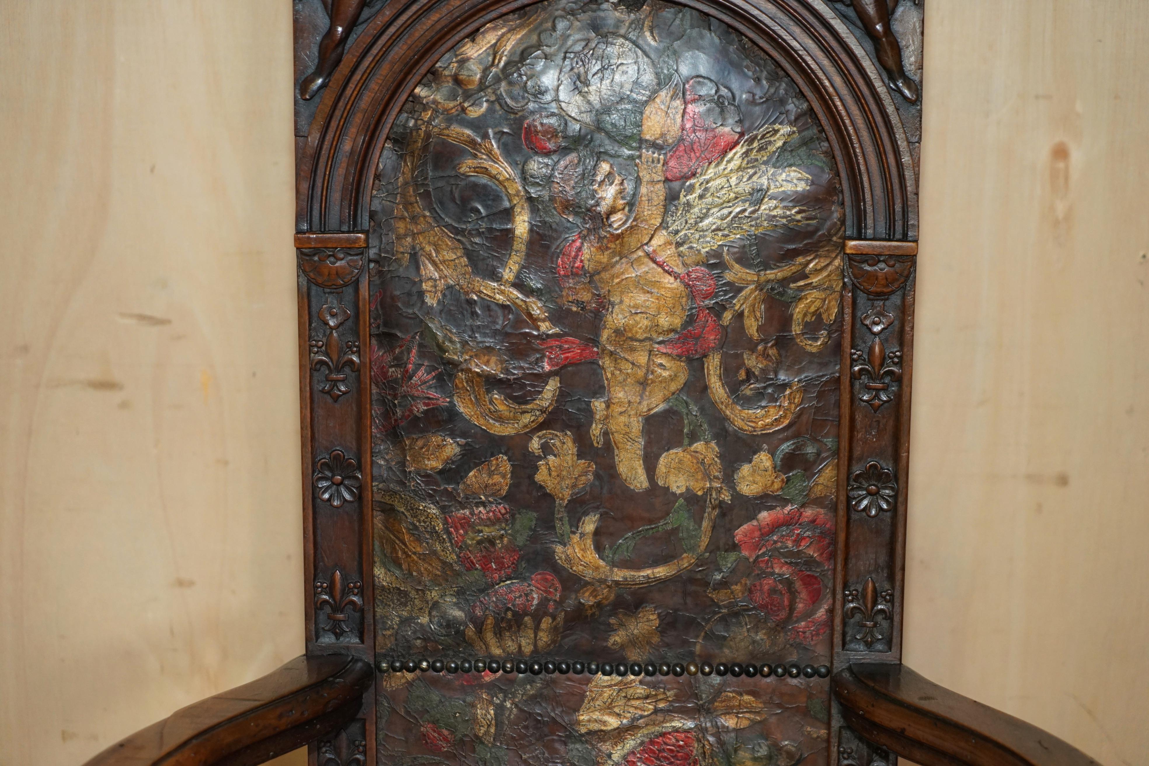 Paire d'armoires anciennes CAQUETOIRE 1640 sculptées en WALNUT POLYCHROME PAINTE en vente 10