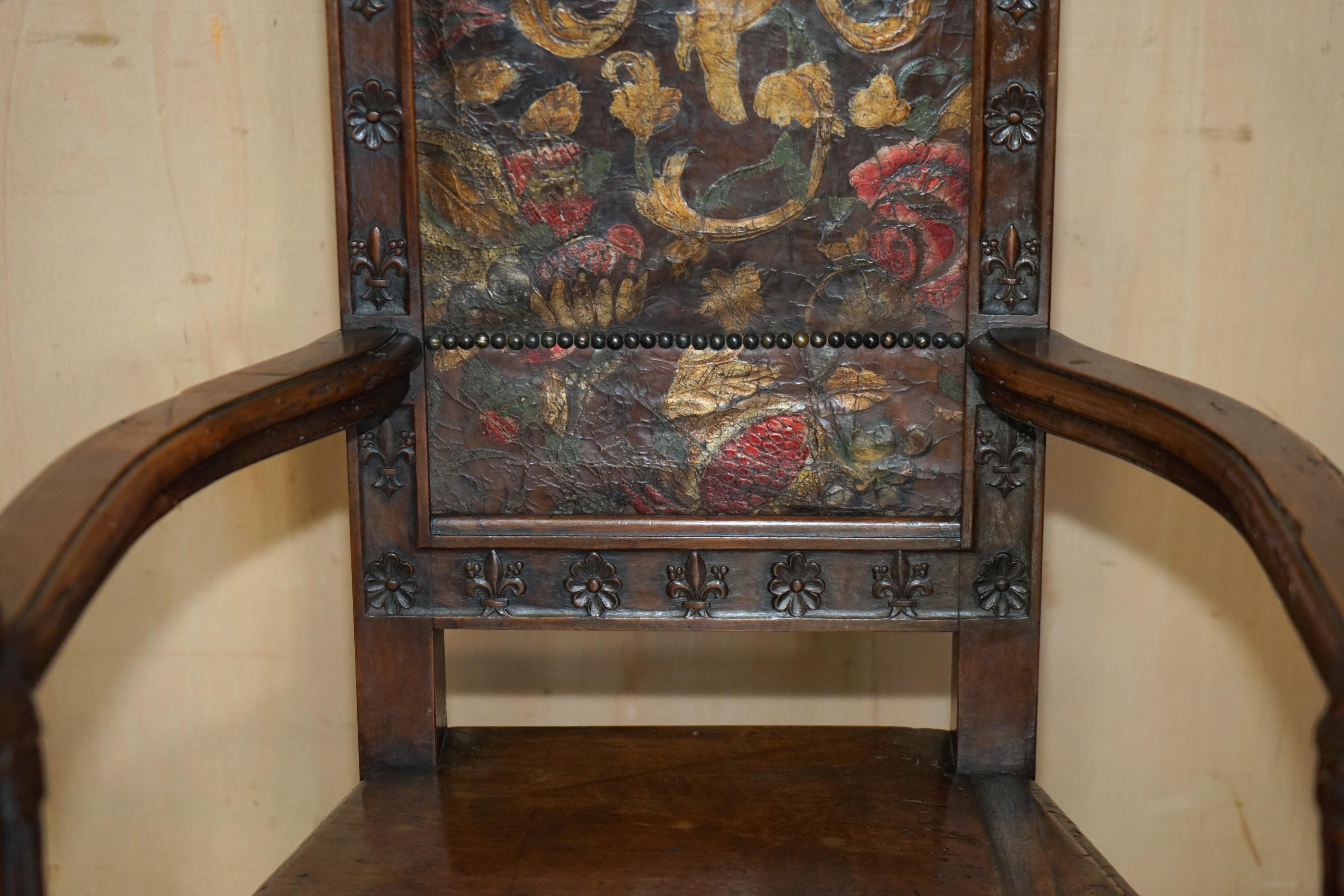 Paire d'armoires anciennes CAQUETOIRE 1640 sculptées en WALNUT POLYCHROME PAINTE en vente 11
