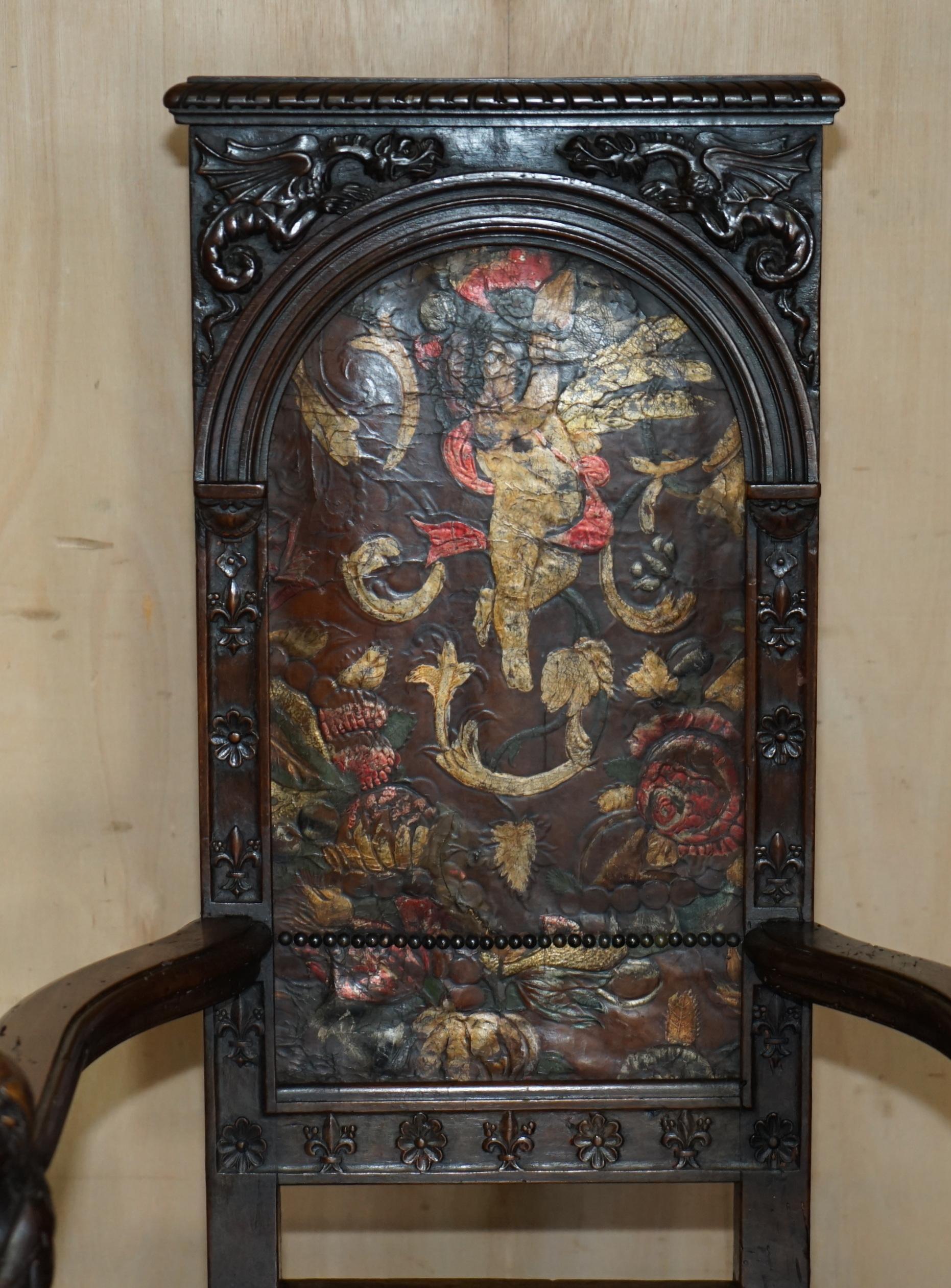 Français Paire d'armoires anciennes CAQUETOIRE 1640 sculptées en WALNUT POLYCHROME PAINTE en vente