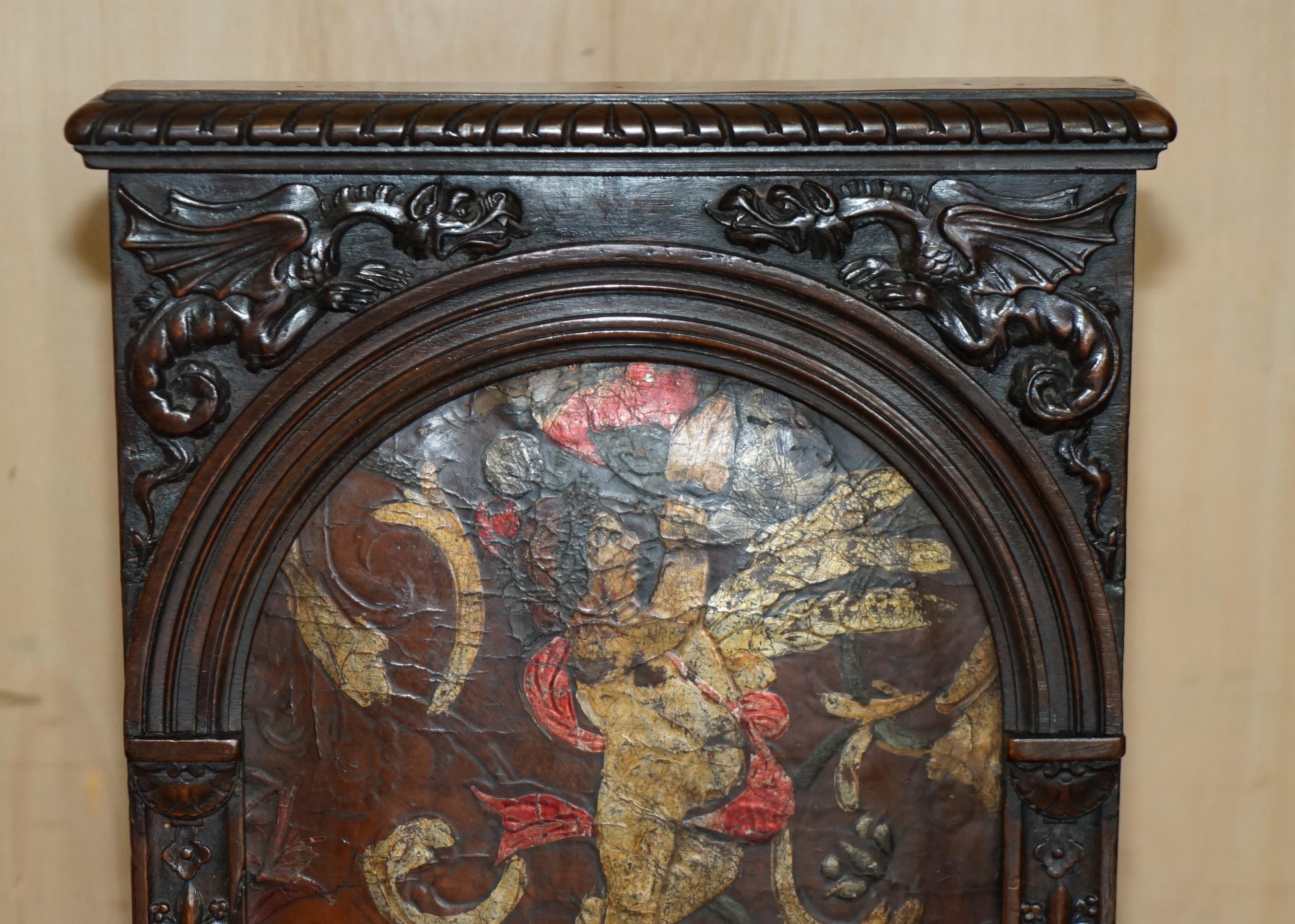 Fait main Paire d'armoires anciennes CAQUETOIRE 1640 sculptées en WALNUT POLYCHROME PAINTE en vente
