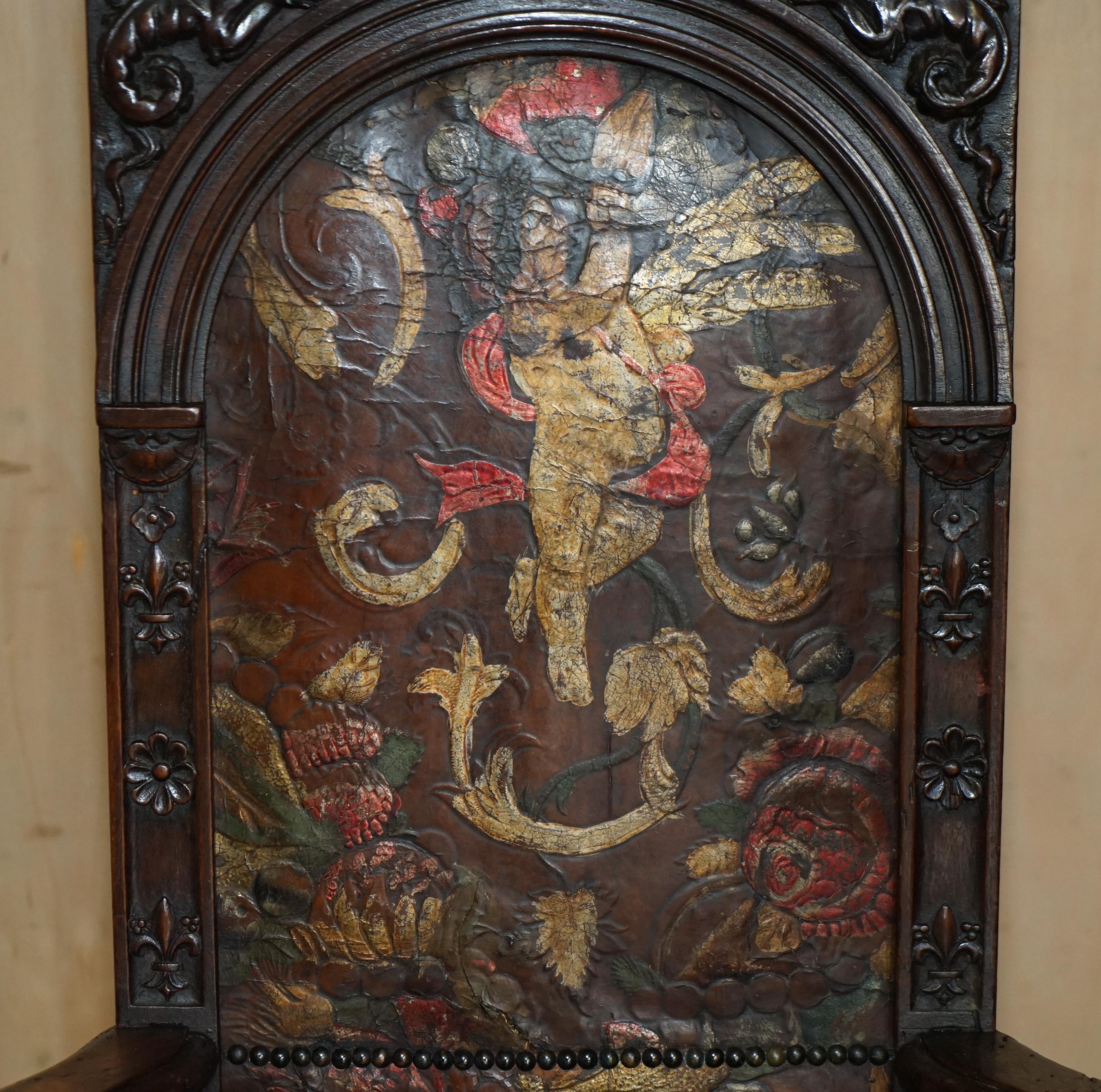 COPPIA DI POLTRONE ANTICHE 1640 CAQUETOIRE intagliate in legno di noce e dipinte in policromia In condizioni buone in vendita a West Sussex, Pulborough