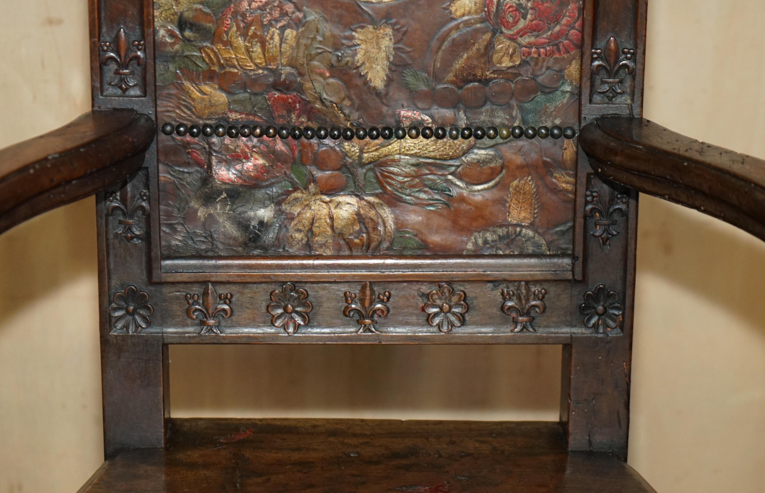 Noyer Paire d'armoires anciennes CAQUETOIRE 1640 sculptées en WALNUT POLYCHROME PAINTE en vente