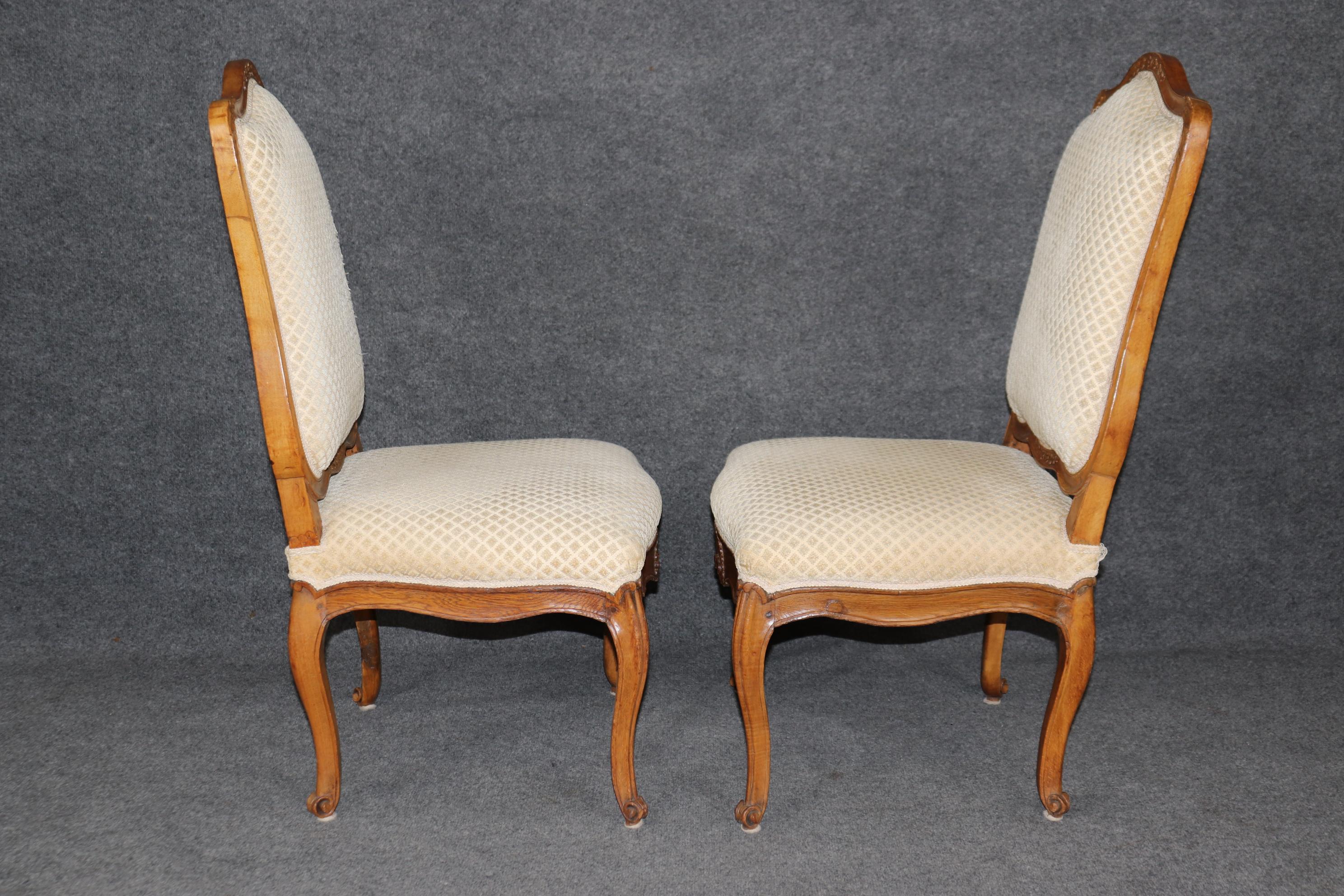 Pair of Antique 1790s Era French Carved Oak Period Louis XV Side Chairs For Sale 1