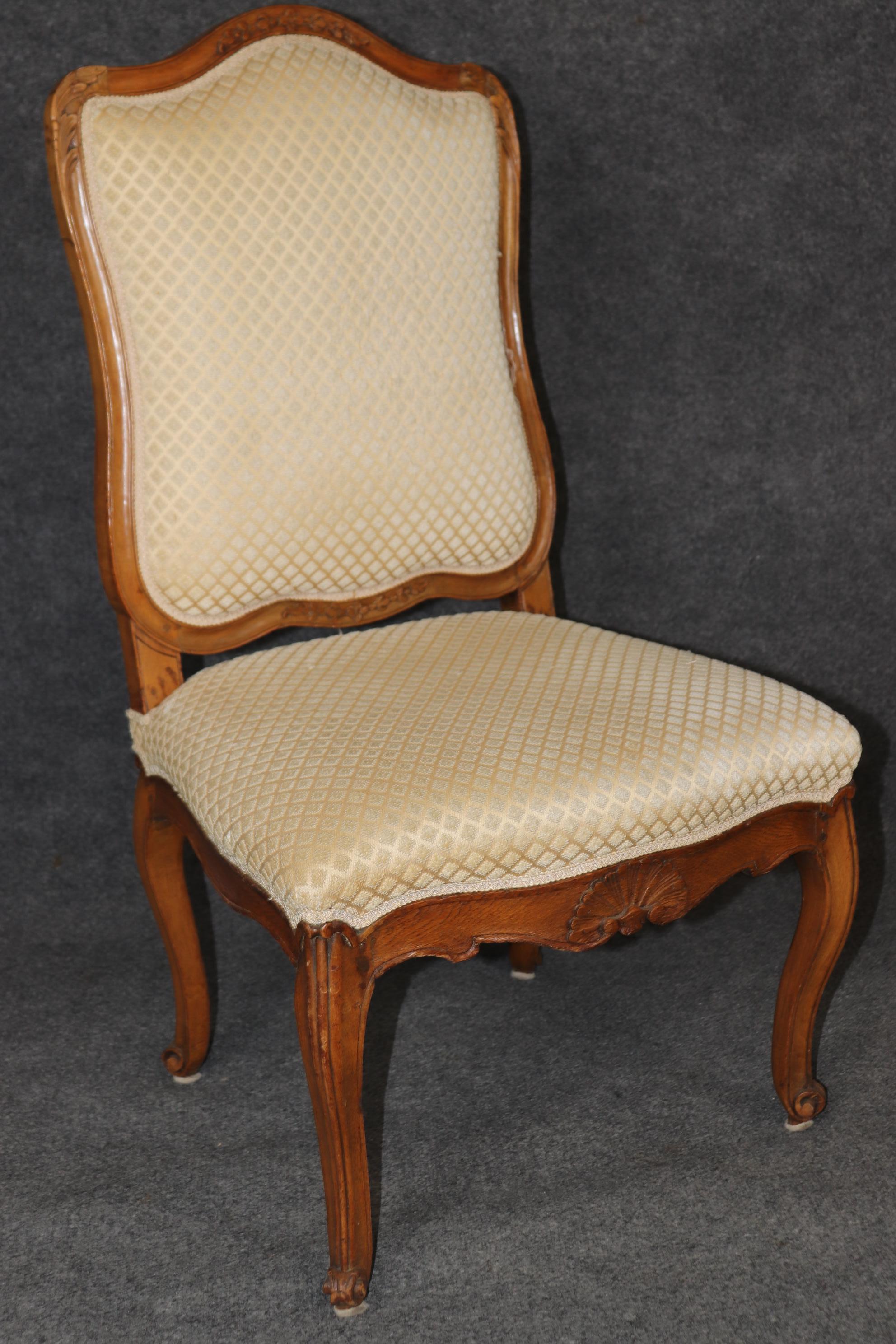 Pair of Antique 1790s Era French Carved Oak Period Louis XV Side Chairs For Sale 2