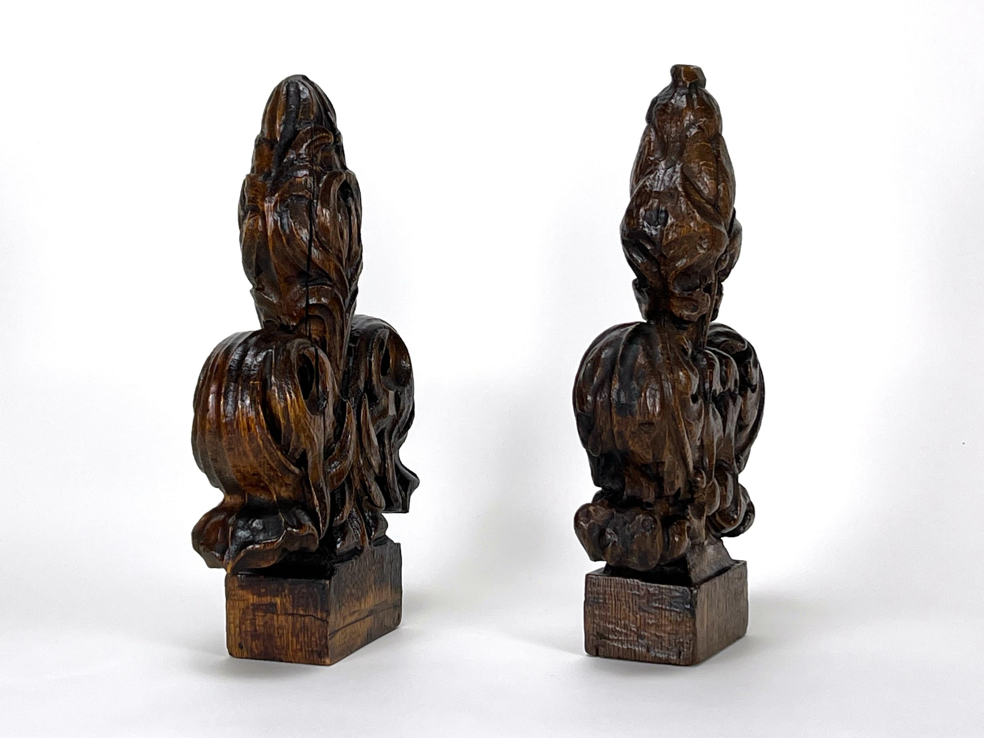 Paire de finales de bancs d'église antiques en Oak du 17e siècle - Fleurs exquises sculptées à la main en vente 2