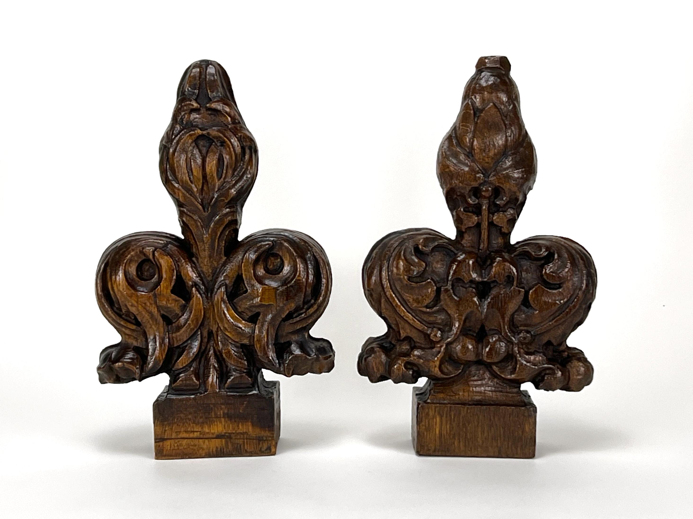 Paire de finales de bancs d'église antiques en Oak du 17e siècle - Fleurs exquises sculptées à la main en vente 3