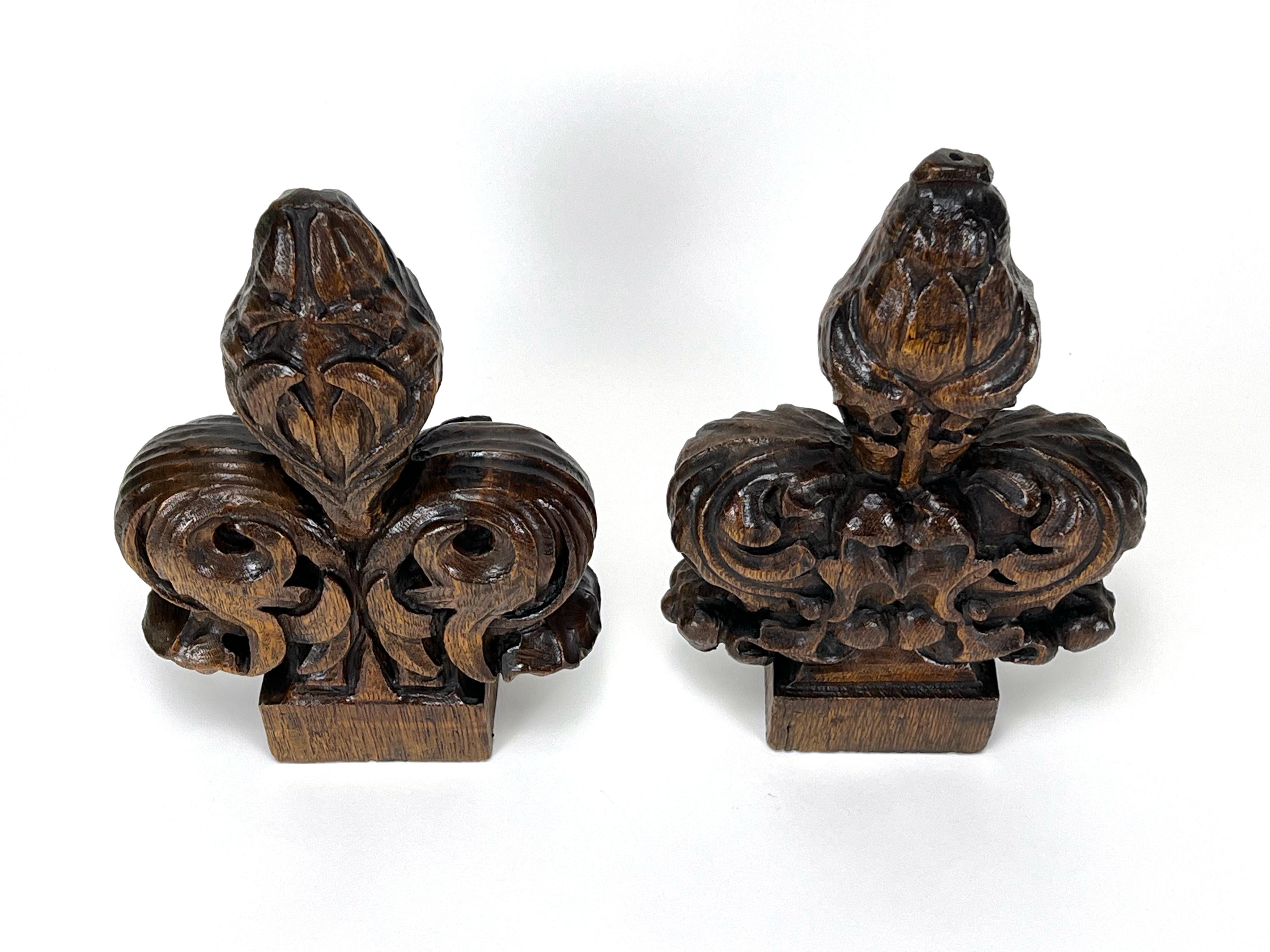Paire de finales de bancs d'église antiques en Oak du 17e siècle - Fleurs exquises sculptées à la main en vente 4