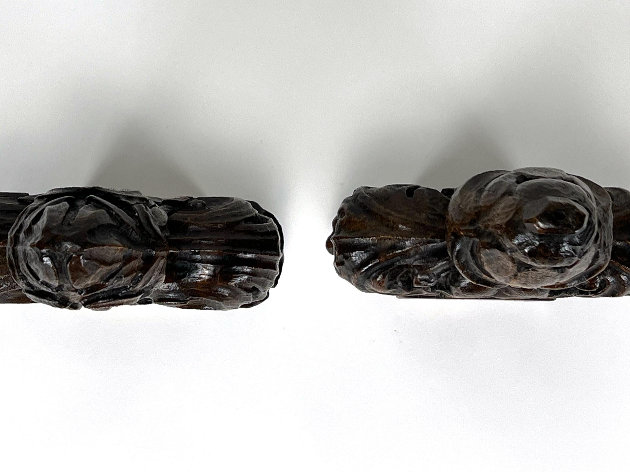 Paire de finales de bancs d'église antiques en Oak du 17e siècle - Fleurs exquises sculptées à la main en vente 5