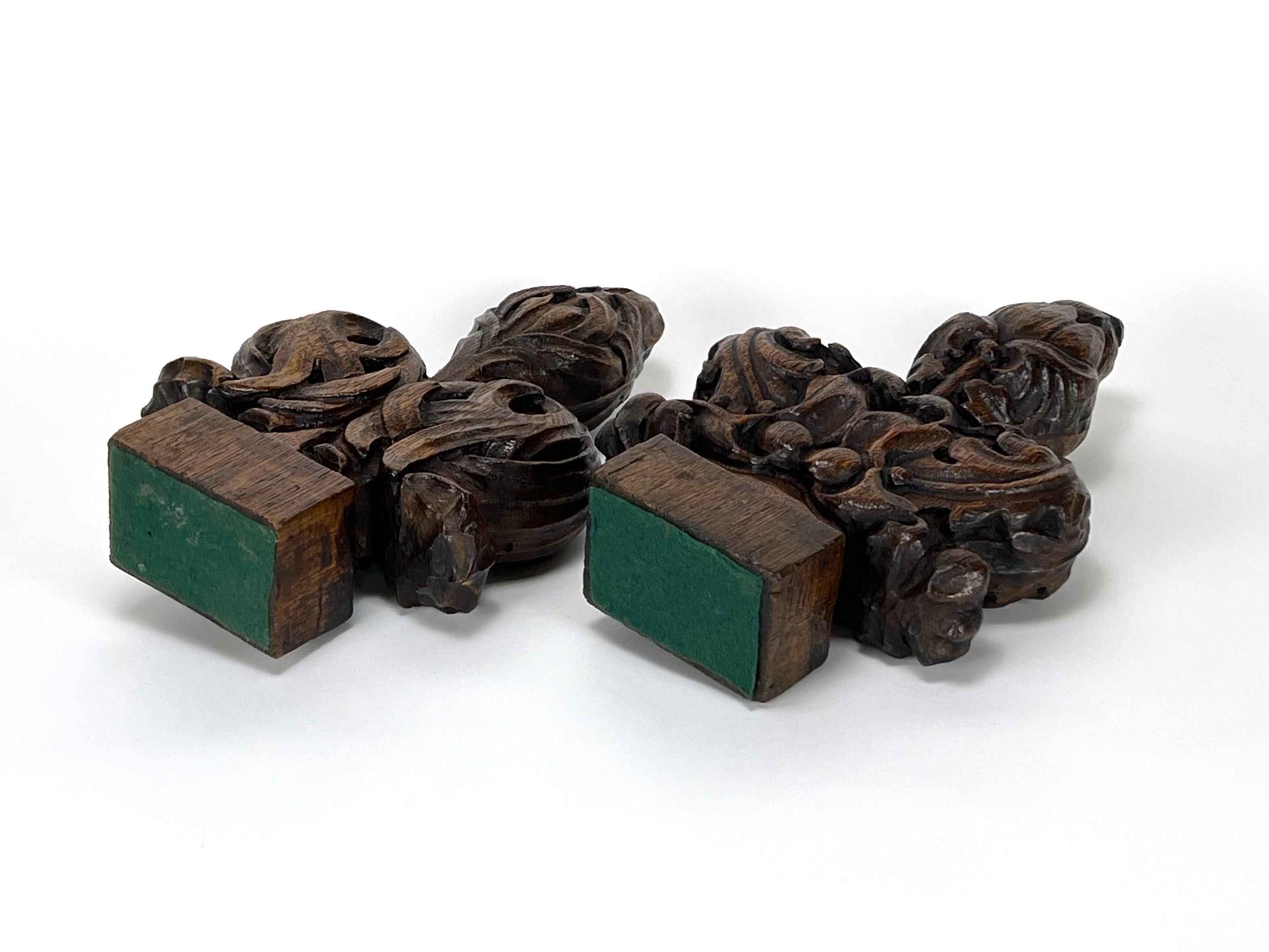 Paire de finales de bancs d'église antiques en Oak du 17e siècle - Fleurs exquises sculptées à la main en vente 6