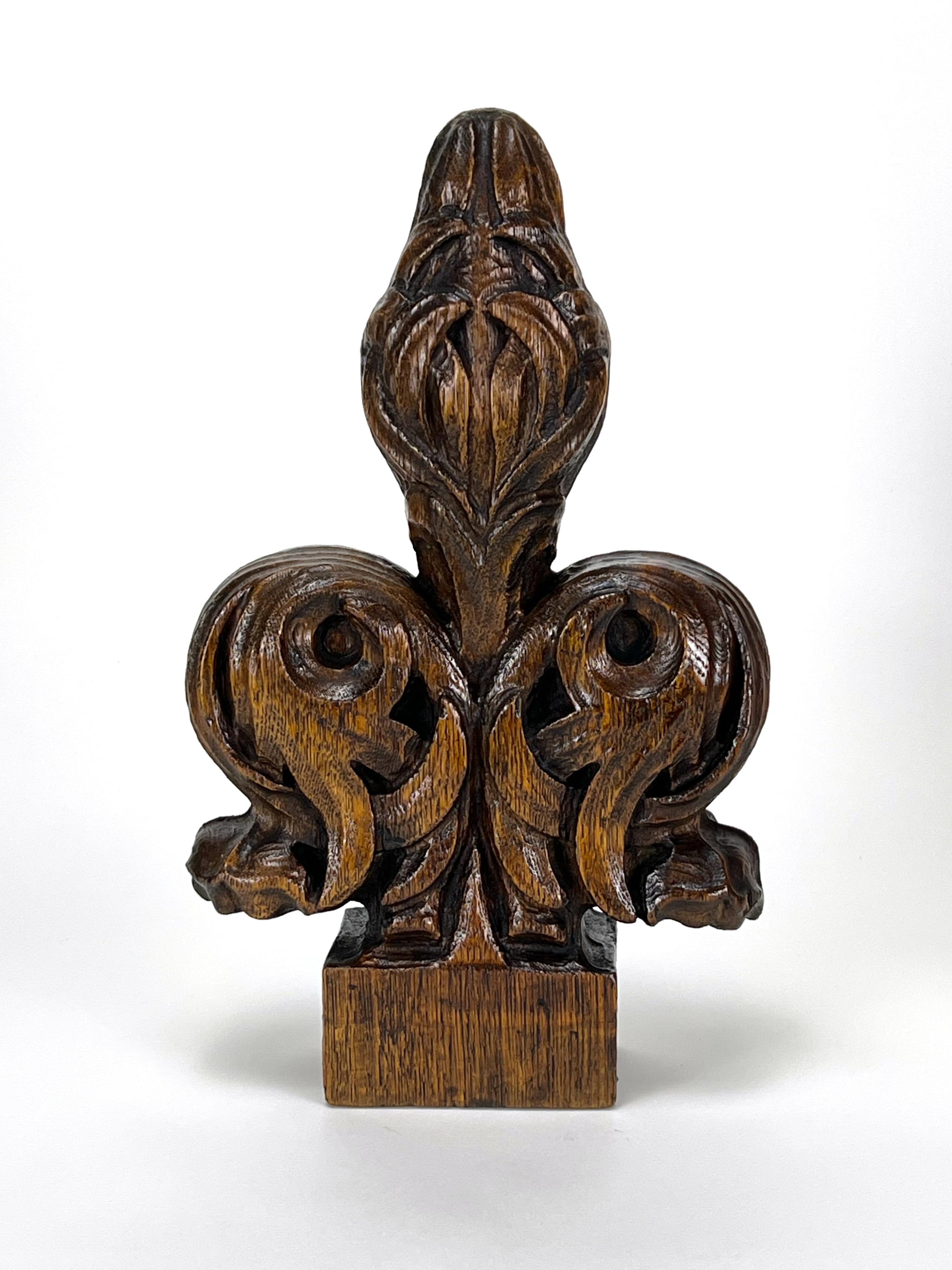 Baroque Paire de finales de bancs d'église antiques en Oak du 17e siècle - Fleurs exquises sculptées à la main en vente