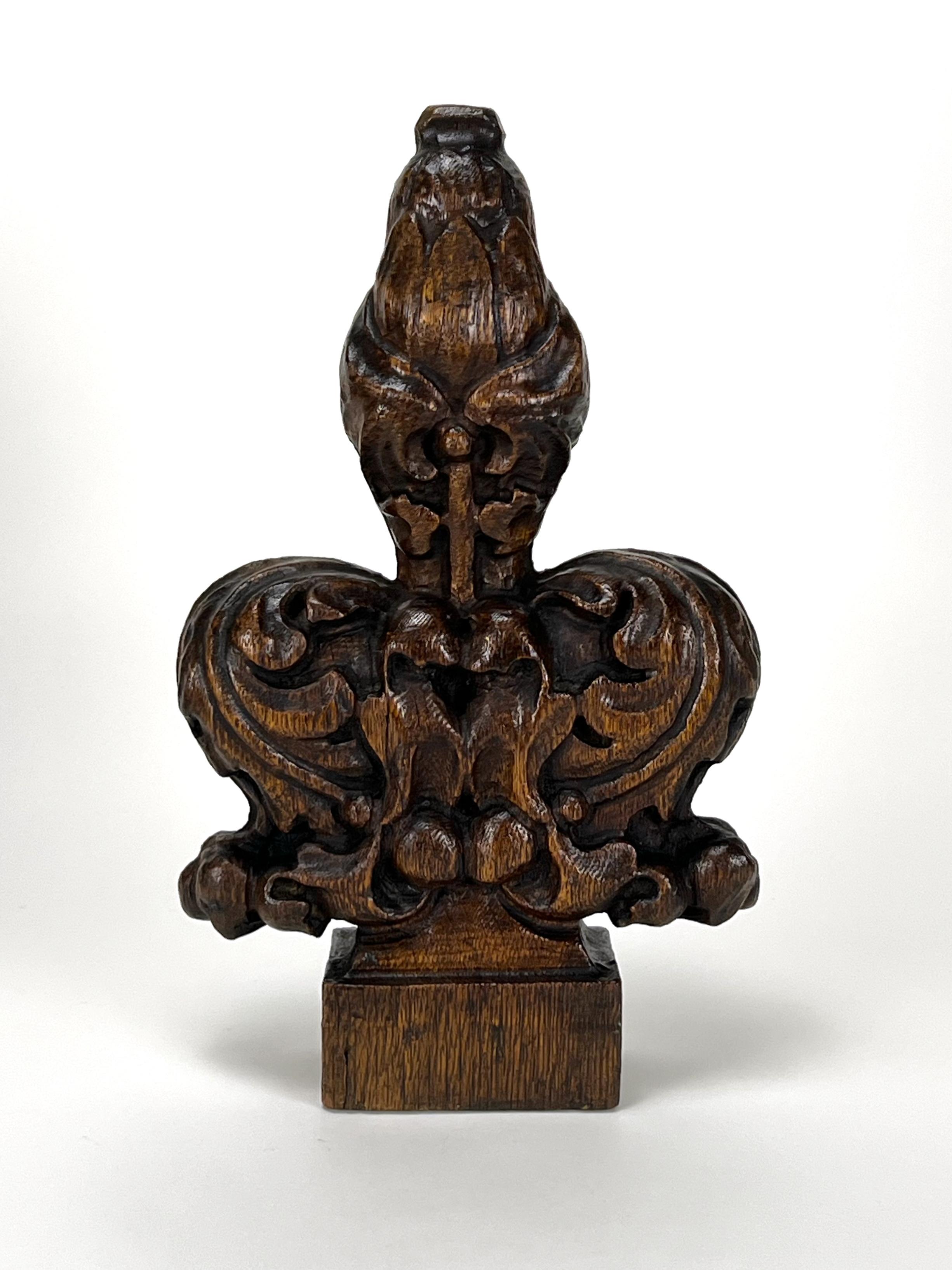 Anglais Paire de finales de bancs d'église antiques en Oak du 17e siècle - Fleurs exquises sculptées à la main en vente