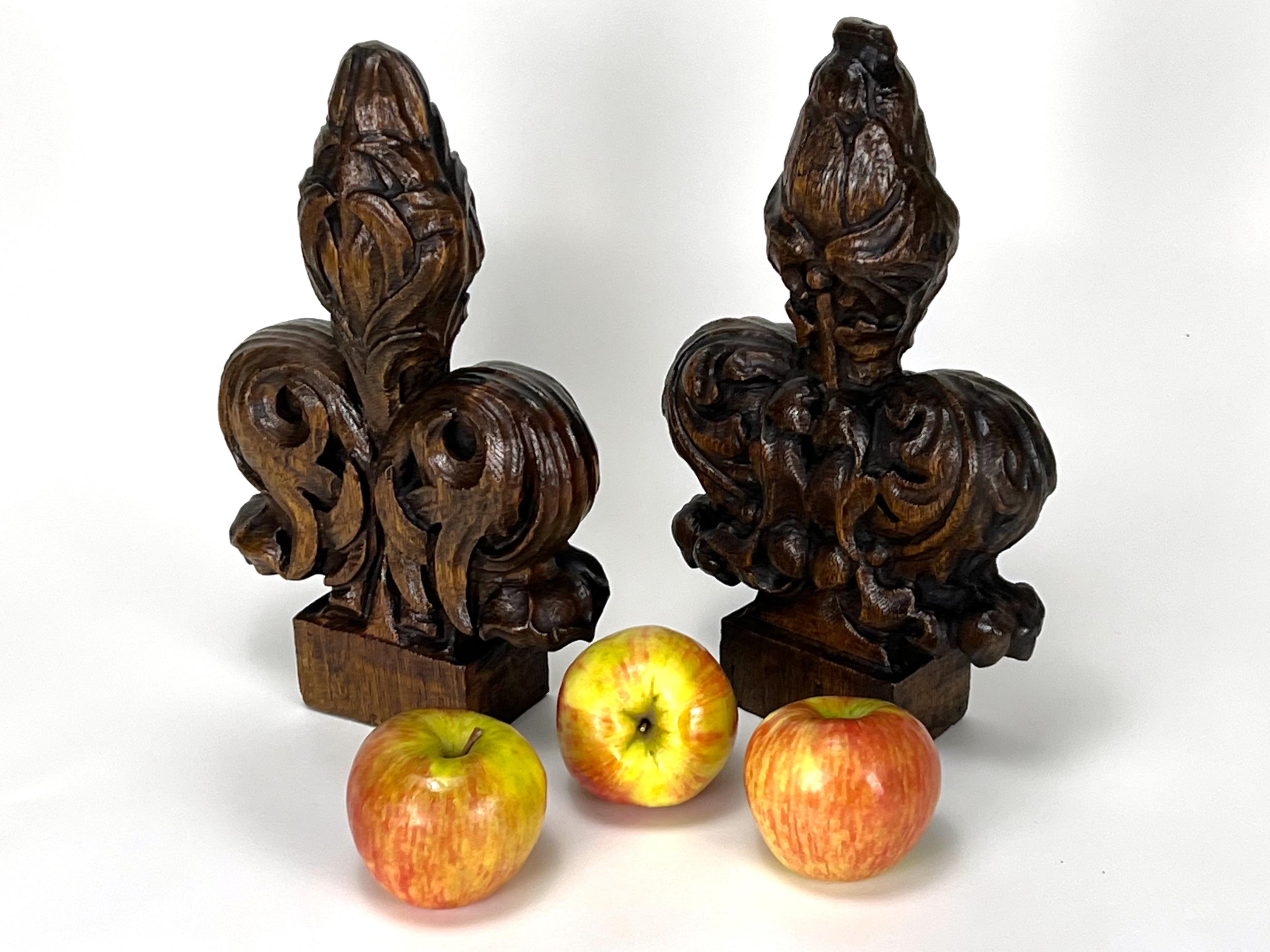 Sculpté à la main Paire de finales de bancs d'église antiques en Oak du 17e siècle - Fleurs exquises sculptées à la main en vente