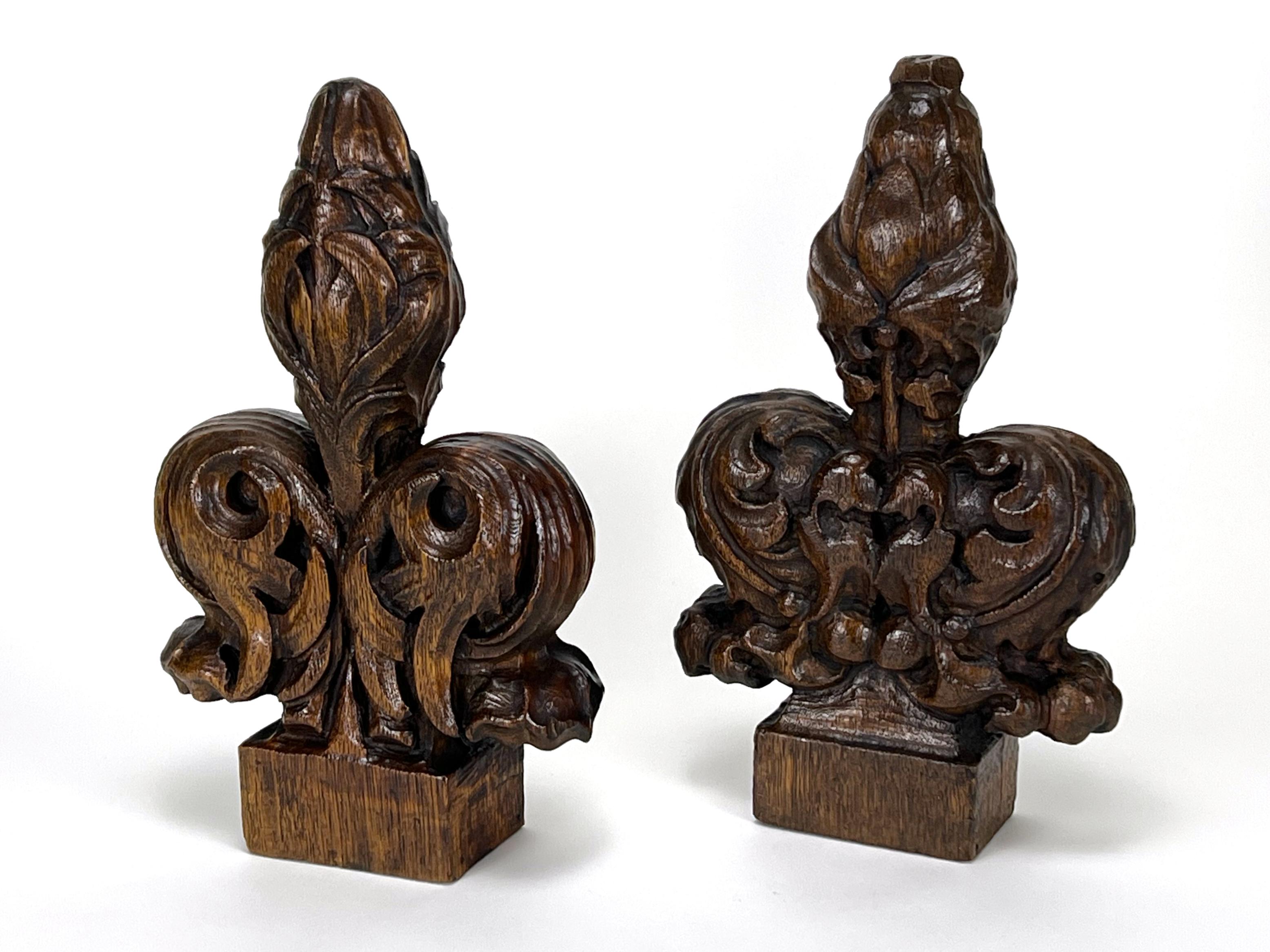 Paire de finales de bancs d'église antiques en Oak du 17e siècle - Fleurs exquises sculptées à la main Bon état - En vente à Saint Helena, CA