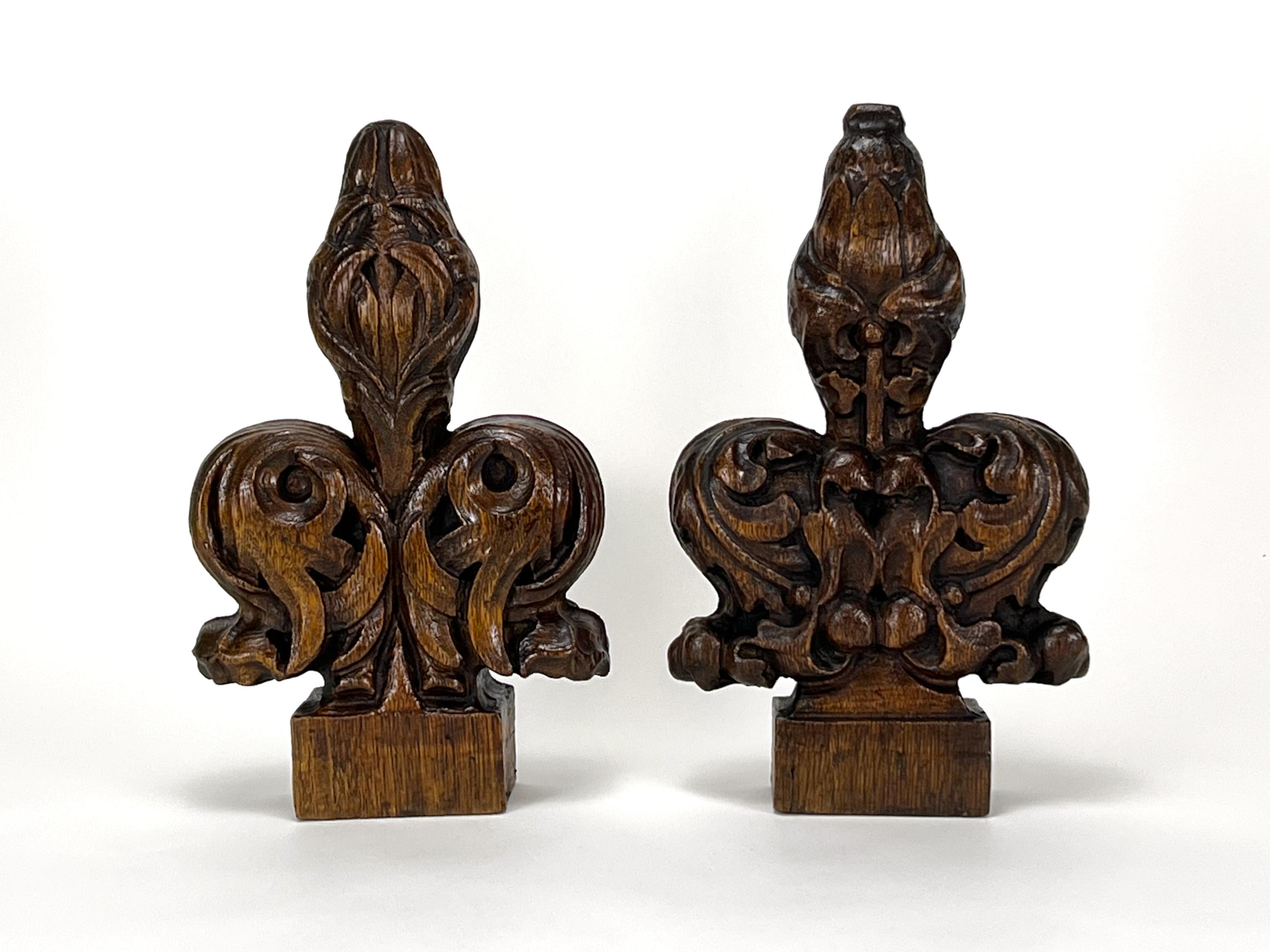 XVIIIe siècle et antérieur Paire de finales de bancs d'église antiques en Oak du 17e siècle - Fleurs exquises sculptées à la main en vente