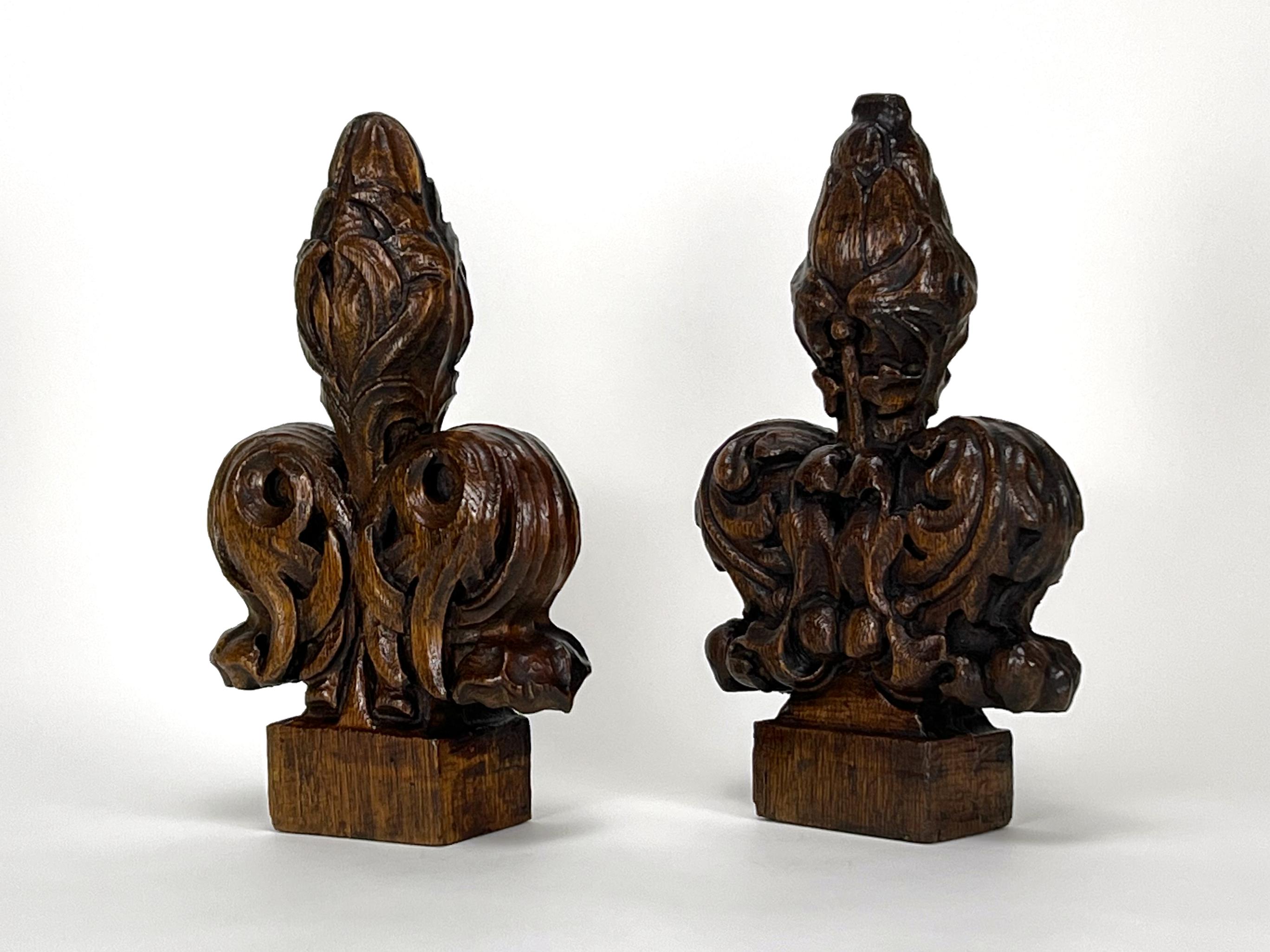 Bois Paire de finales de bancs d'église antiques en Oak du 17e siècle - Fleurs exquises sculptées à la main en vente