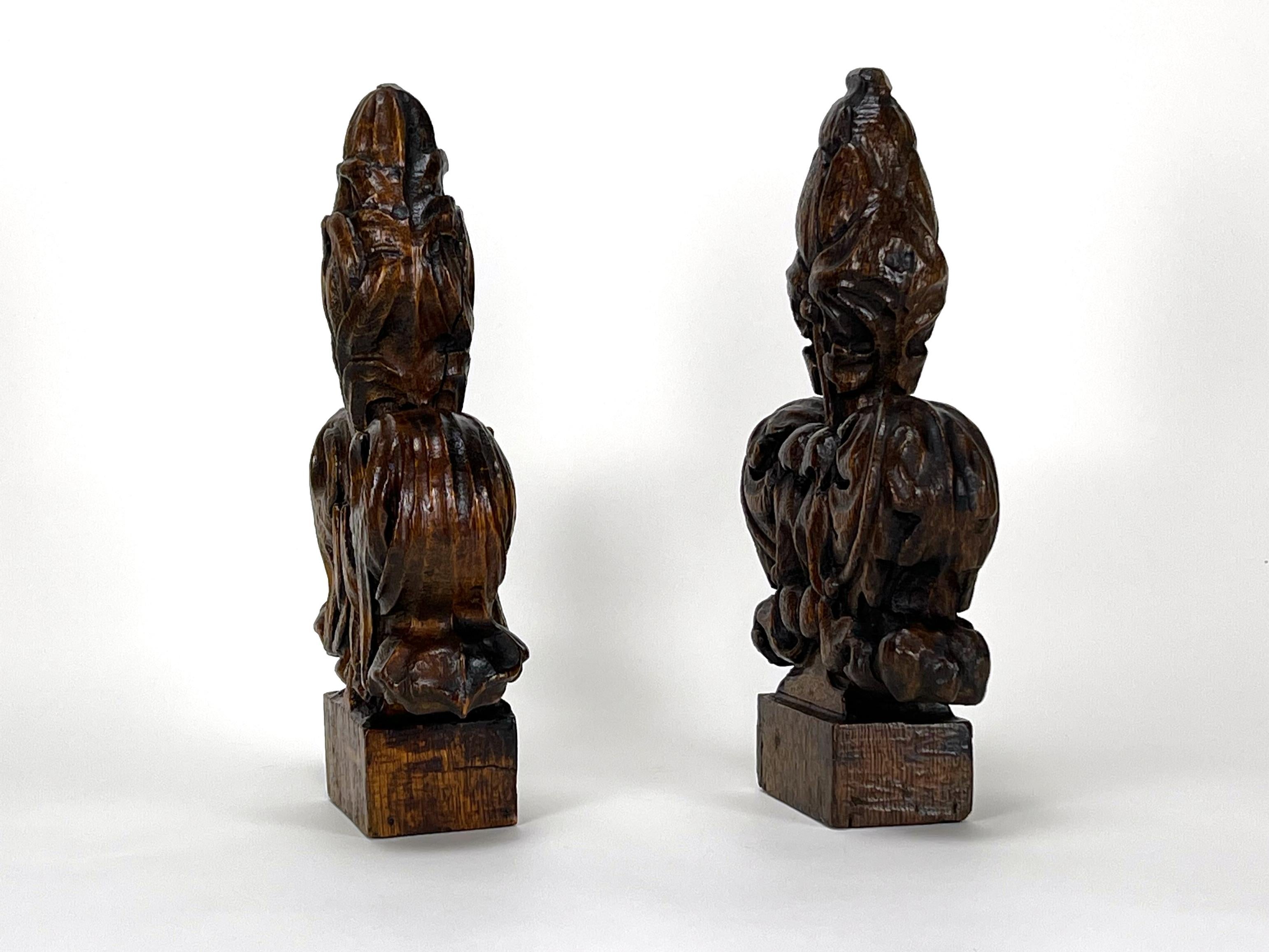 Paire de finales de bancs d'église antiques en Oak du 17e siècle - Fleurs exquises sculptées à la main en vente 1