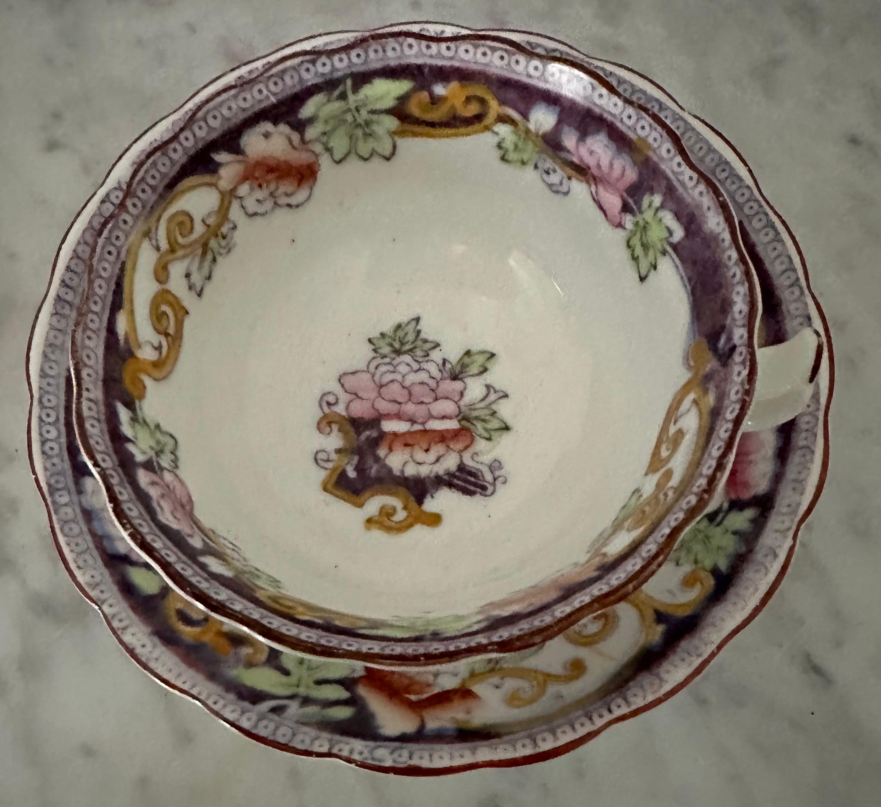 Paire d'ensembles de tasses à thé et soucoupes en porcelaine osseuse anglaise d'époque 1890 en vente 3