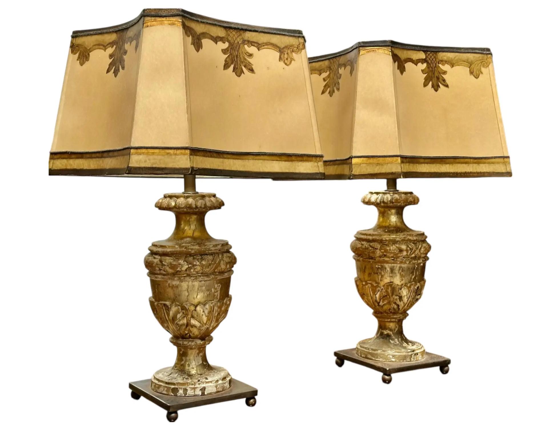 Paire d'anciennes lampes de cheminée en forme d'urne en bois doré du XVIIIe siècle avec des abat-jours faits sur mesure.