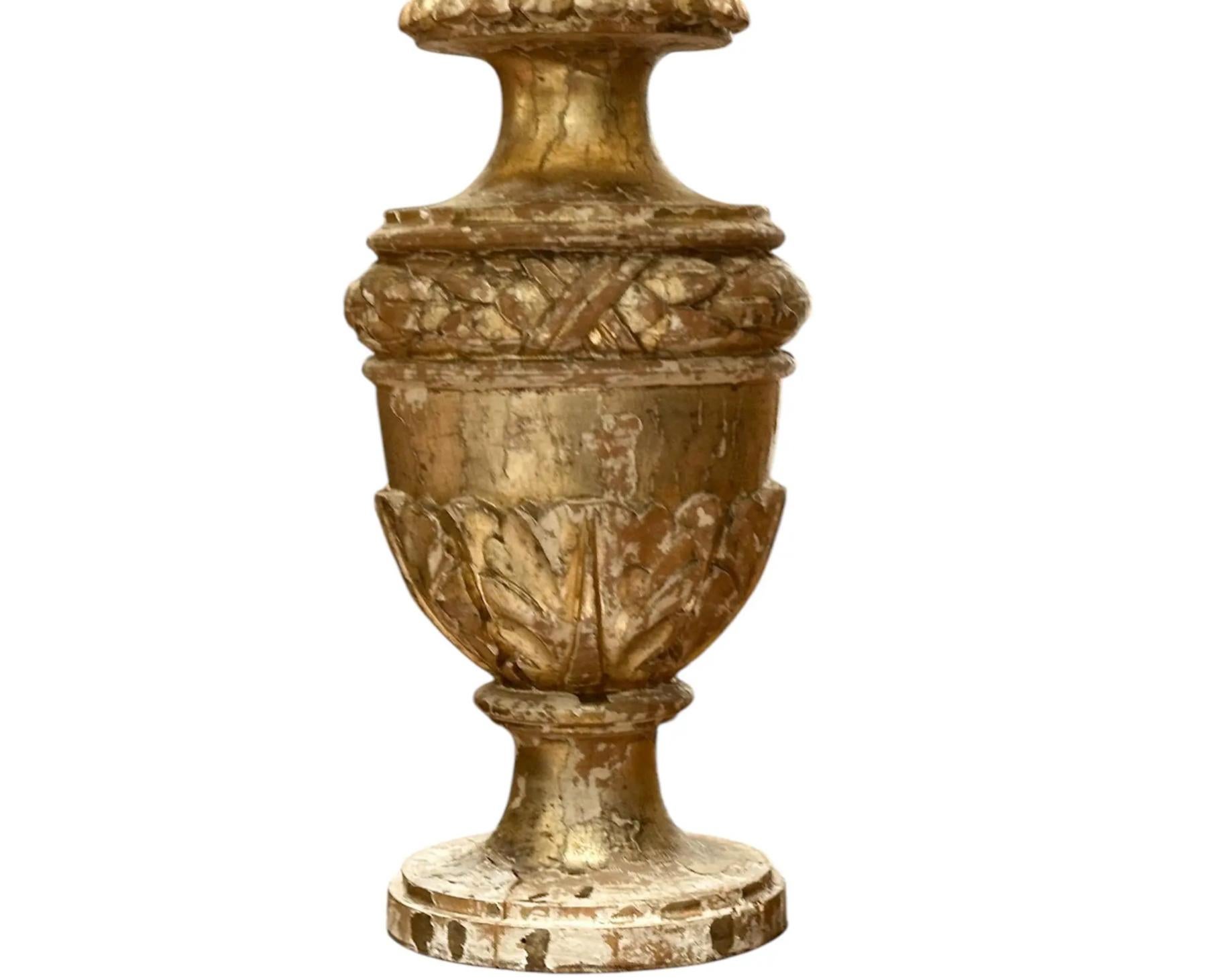 Louis XV Paire de lampes de cheminée en forme d'urne en bois doré, A.I.C., 18ème siècle en vente