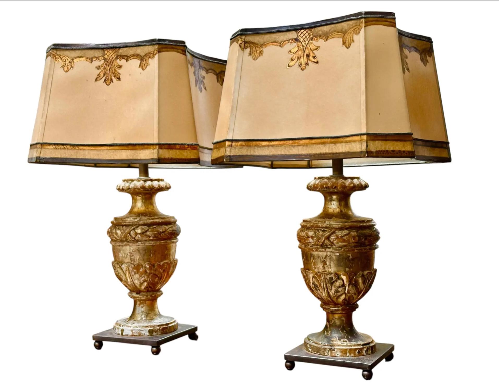 Paire de lampes de cheminée en forme d'urne en bois doré, A.I.C., 18ème siècle Bon état - En vente à LOS ANGELES, CA