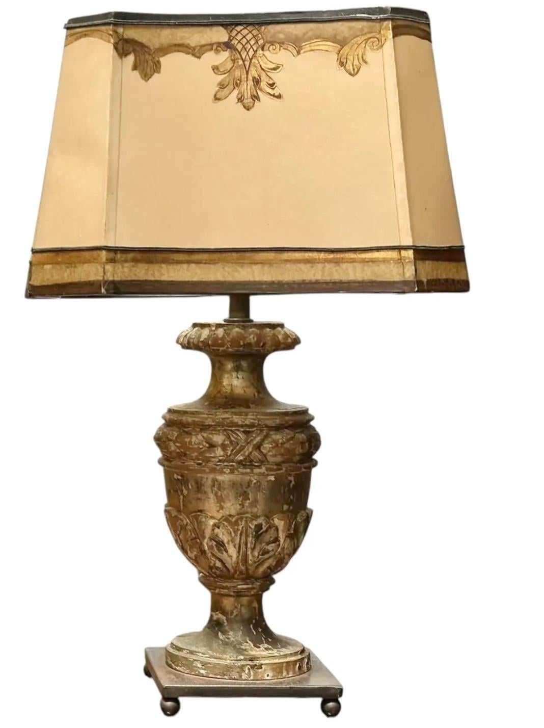 XVIIIe siècle et antérieur Paire de lampes de cheminée en forme d'urne en bois doré, A.I.C., 18ème siècle en vente
