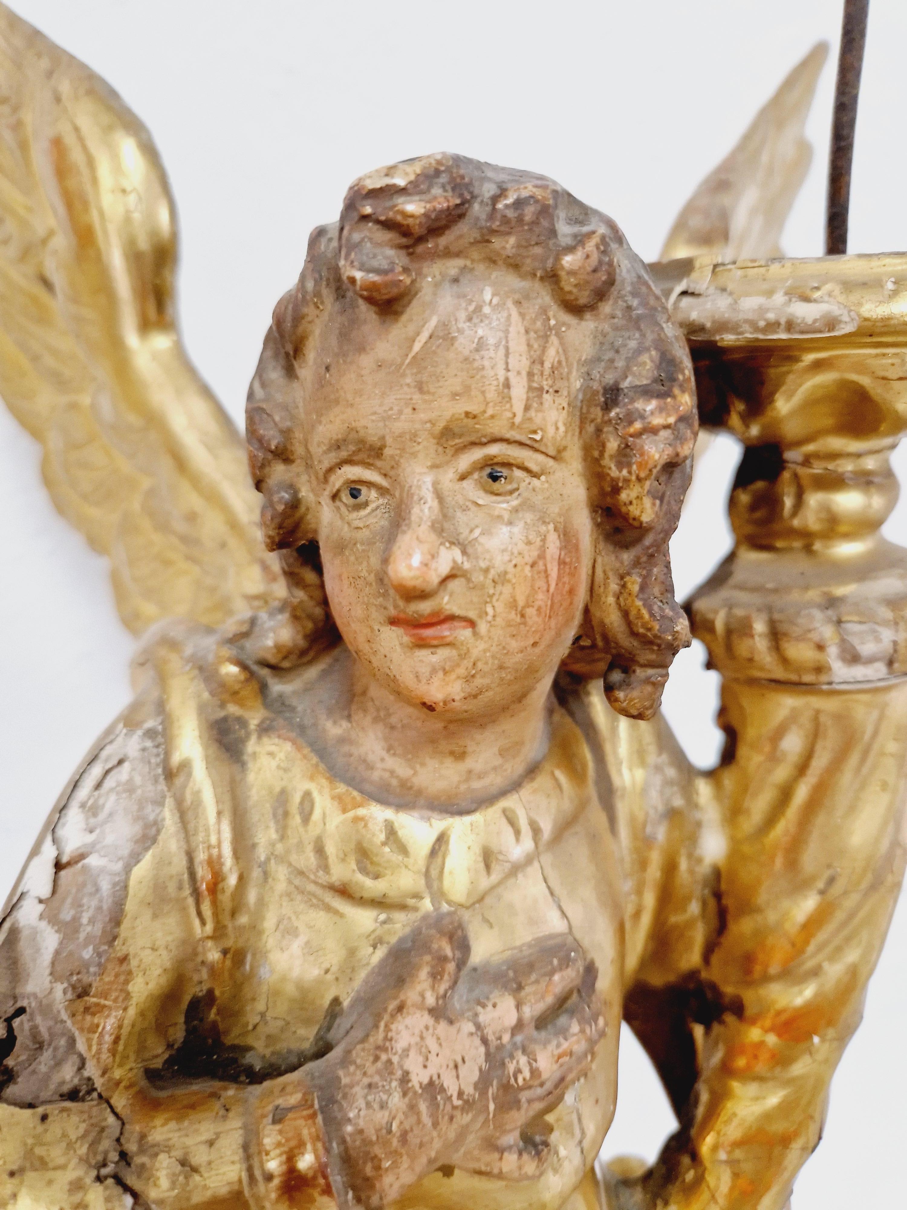 Este par de fabulosos portaantorchas de ángeles antiguos del siglo XVIII son un impresionante complemento para cualquier colección de arte. Estas estatuas, fabricadas en madera dorada y con intrincadas tallas, son una bella representación del