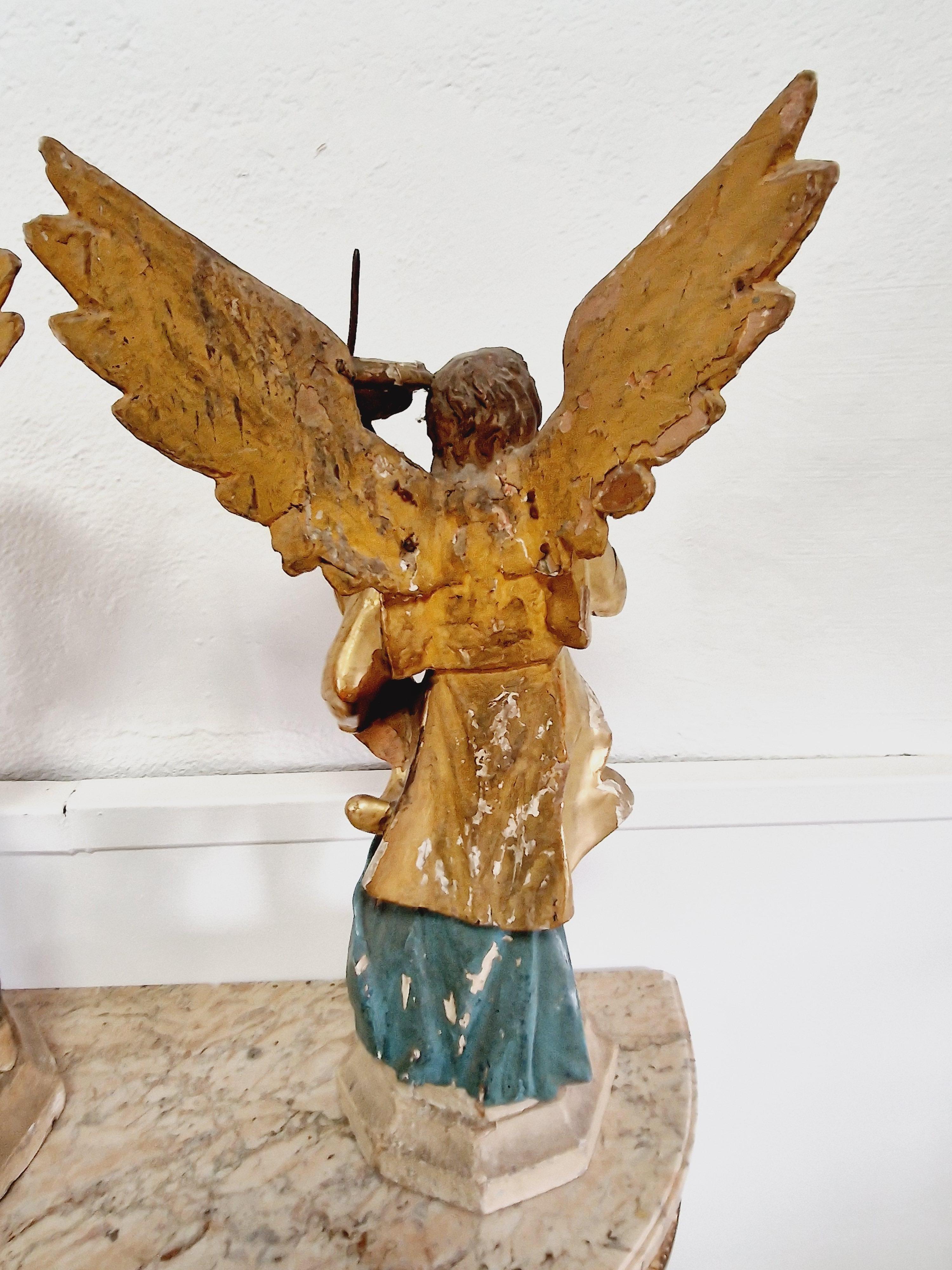 Pareja de antorchas antiguas de ángel del siglo XVIII Tallado a mano en venta