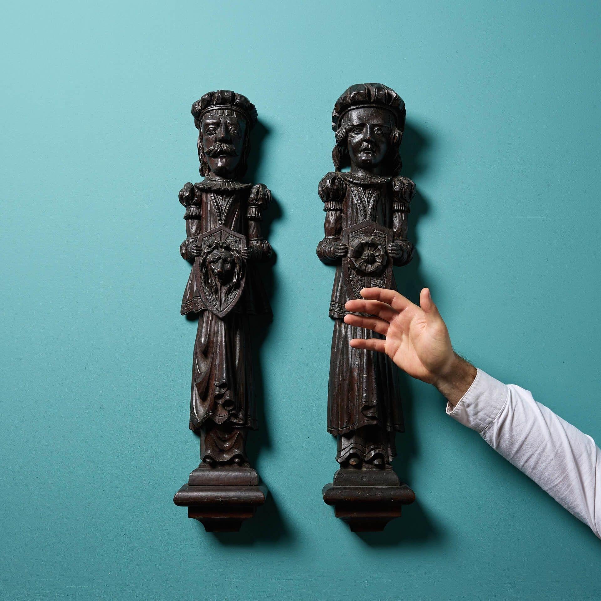 Coppia di antiche figure in quercia intagliata del XVIII secolo.

In precedenza facevano parte di una stanza rivestita di pannelli in una casa nell'Hampshire, costruita con pezzi di recupero architettonico precedenti e assemblati nel 1890.

Piena di