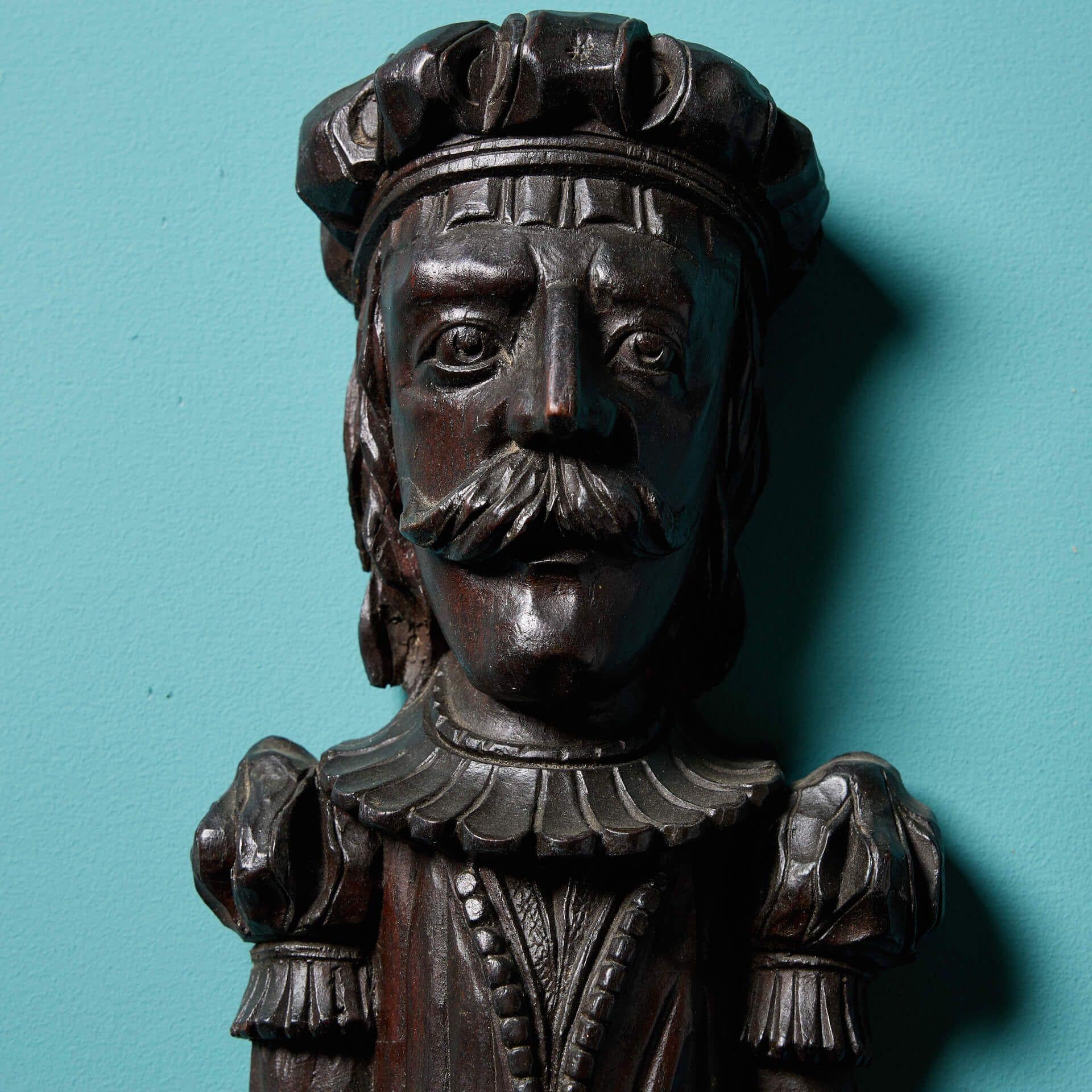 Country Coppia di antiche figure in legno di Oak intagliato del XVIII secolo in vendita