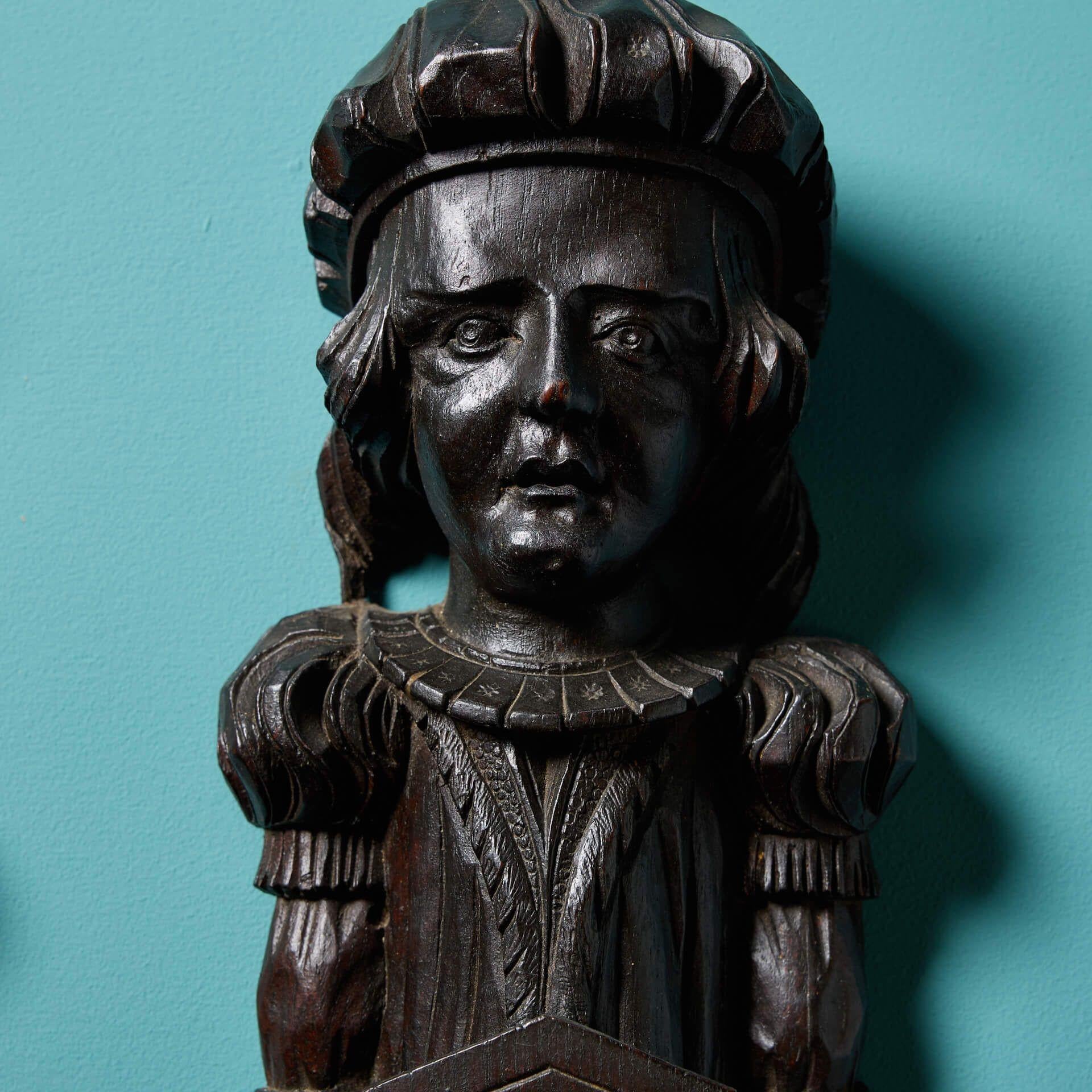 Inglese Coppia di antiche figure in legno di Oak intagliato del XVIII secolo in vendita