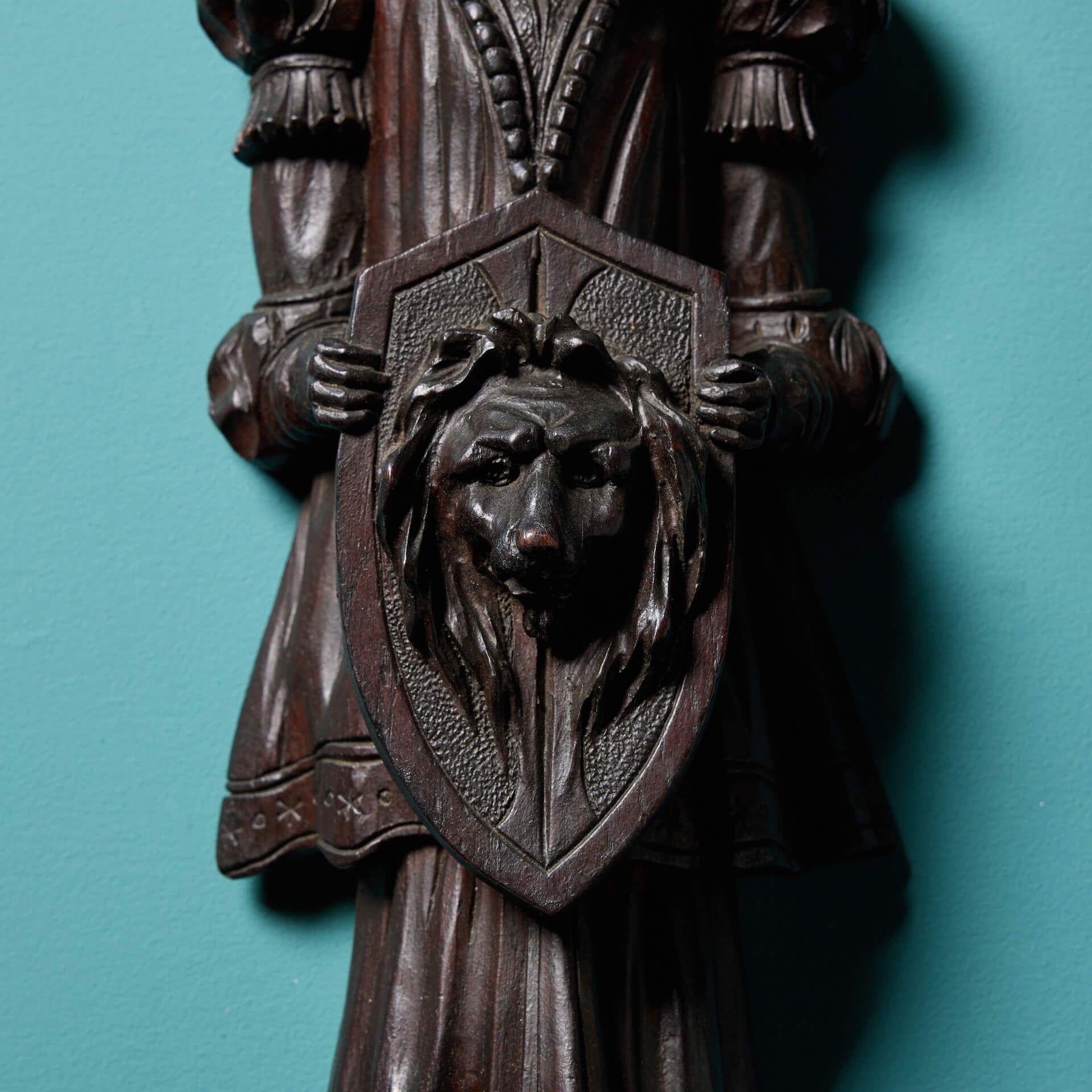 Intagliato a mano Coppia di antiche figure in legno di Oak intagliato del XVIII secolo in vendita