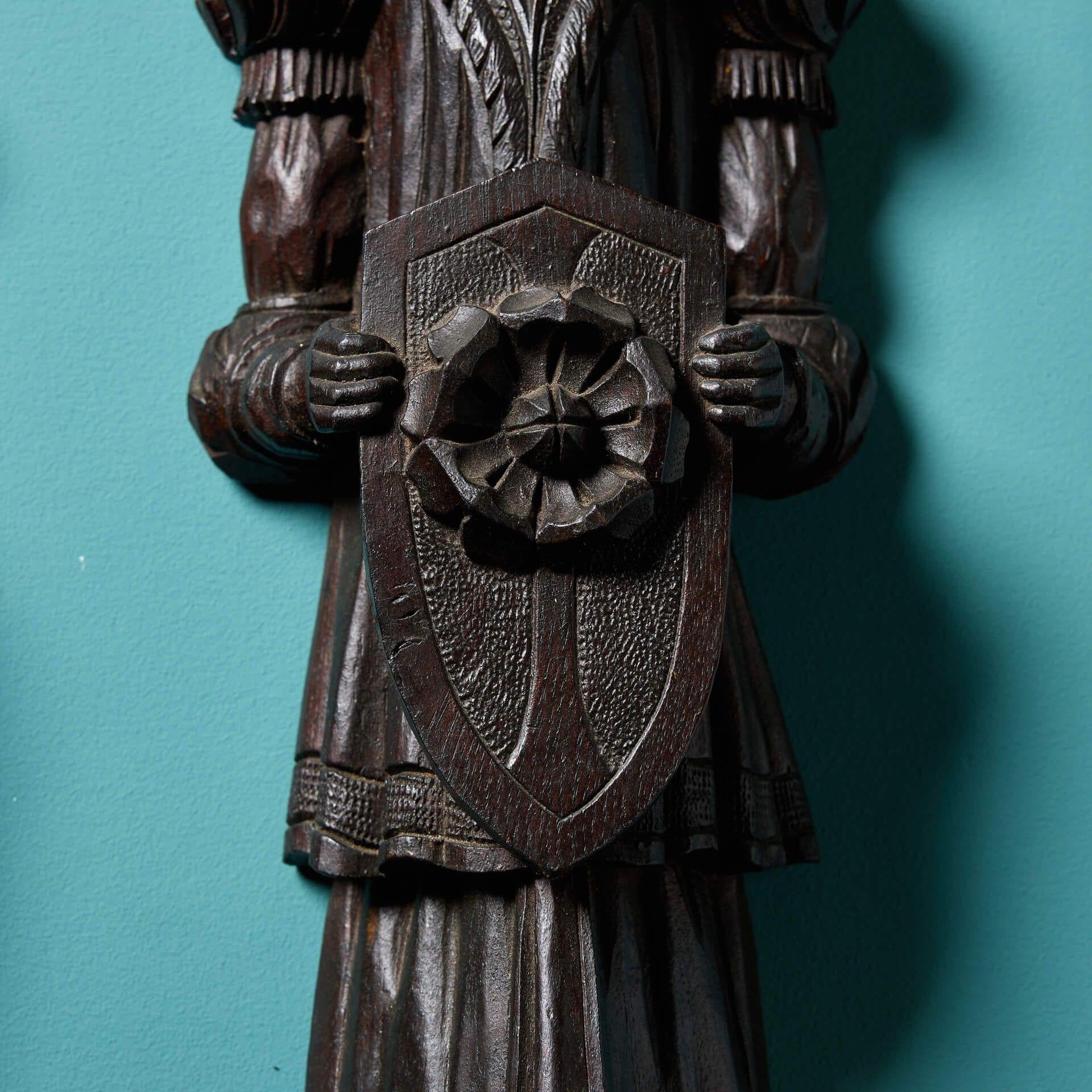 Coppia di antiche figure in legno di Oak intagliato del XVIII secolo In condizioni discrete in vendita a Wormelow, Herefordshire