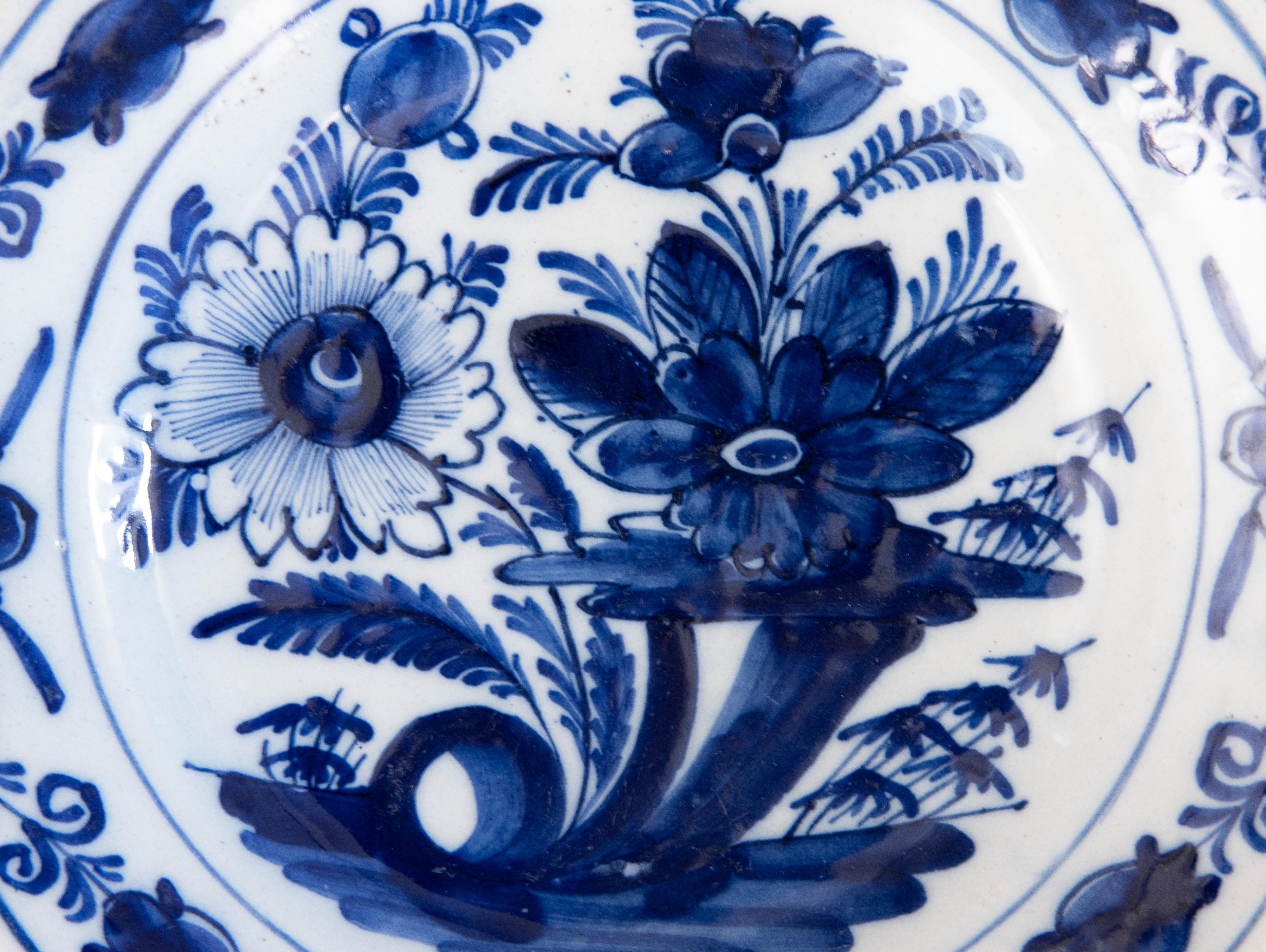 Pair of Antique 18th Century Dutch Delft Faience Floral Plates  In Good Condition In Pearland, TX